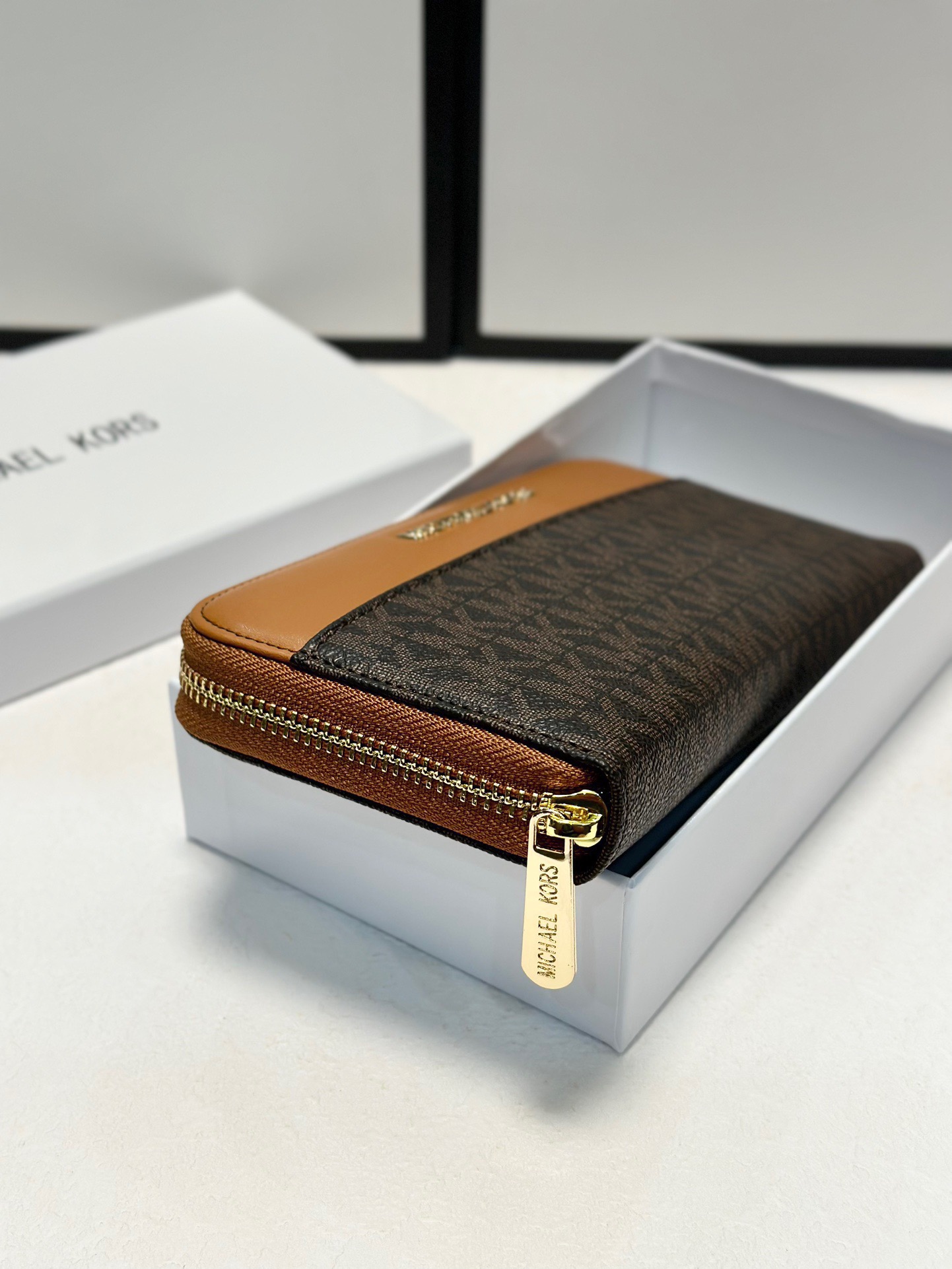 P95🎀🎀颜色 咖🎀尺寸 19x10🎀实拍MK✨优质牛皮🐂手感一流👏时尚设计💋潮版百搭,简约大方,经典永不过时💍单拉链钱包