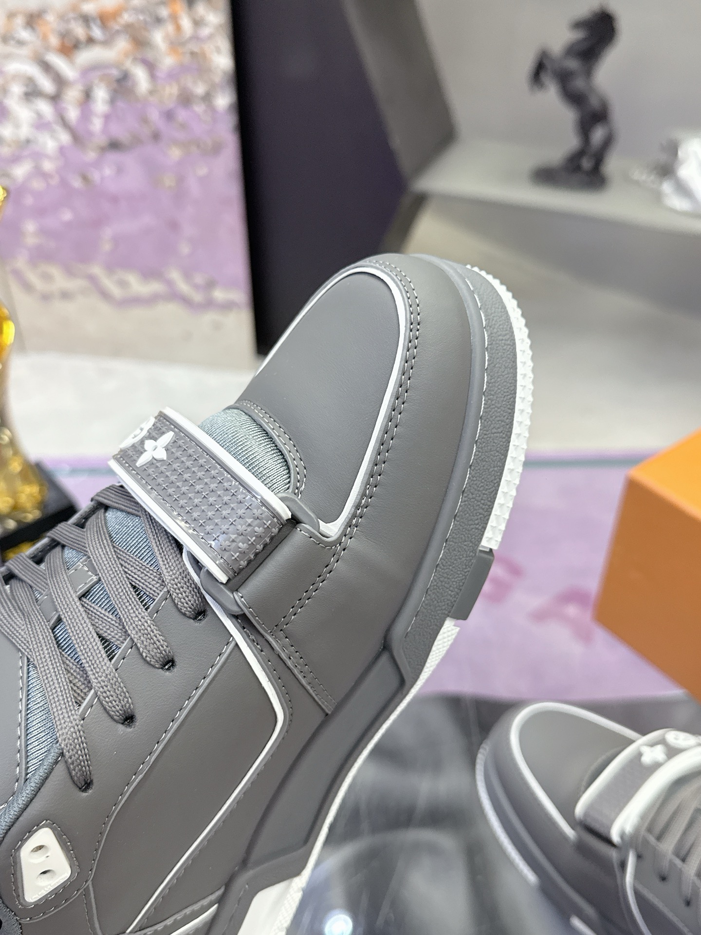 工厂价:350💰 顶级版本LV新款魔术贴 情侣款 LV 路易威登L家 Trainer 25开春/新款 休闲 运动鞋 滑板鞋 LV Trainer 运动鞋的灵感源自复古篮球鞋,代表 Virgil Abloh 的标志性设计理念 展现复古篮球运动鞋的当代演绎。粒面牛皮革 后者与当季成衣系列设计遥相呼应。Monogram 花卉点缀橡胶外底,LV 字母标注鞋舌。 ✔️面料: 原版定制头层牛皮 ✔️内里: 原版定制透气网里 ✔️大底: 双色TPU组合大底 ✔️底厚: 3CM ✔️Size: 35-45