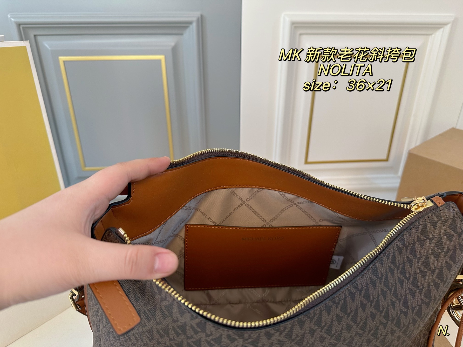 P170（配盒） size:36&times;21 MK老花新款NOLITA斜挎包🔥 简约大方，超多颜色🉑️选 肩带可调节，解锁多种背法 高级有质感，轻便实用！ 时尚与休闲无缝衔接‼️