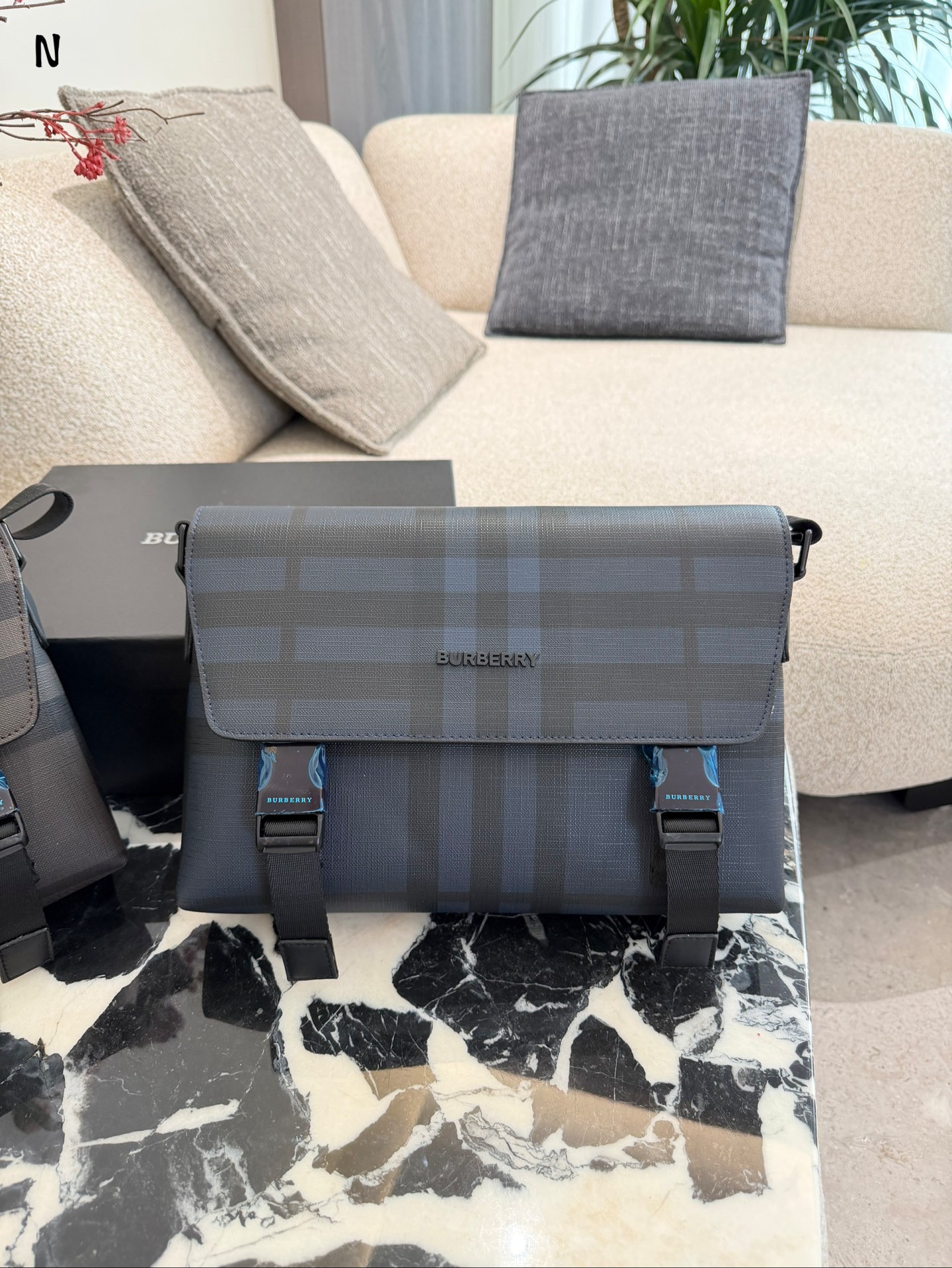 p170 Burberry炭灰格纹信使包 Burberry这款炭灰格纹信使包， 采用经典格纹帆布+小 牛皮饰边，低调又高级。29x8.5x17.5cm约29x8.5x17.5cm， 内部空间合理，通勤日常都很OK!可调节肩带，单肩斜挎随心切换，实用又有型+。英伦风满满，男女都能轻松驾驭，休闲或商务穿搭都超百搭!