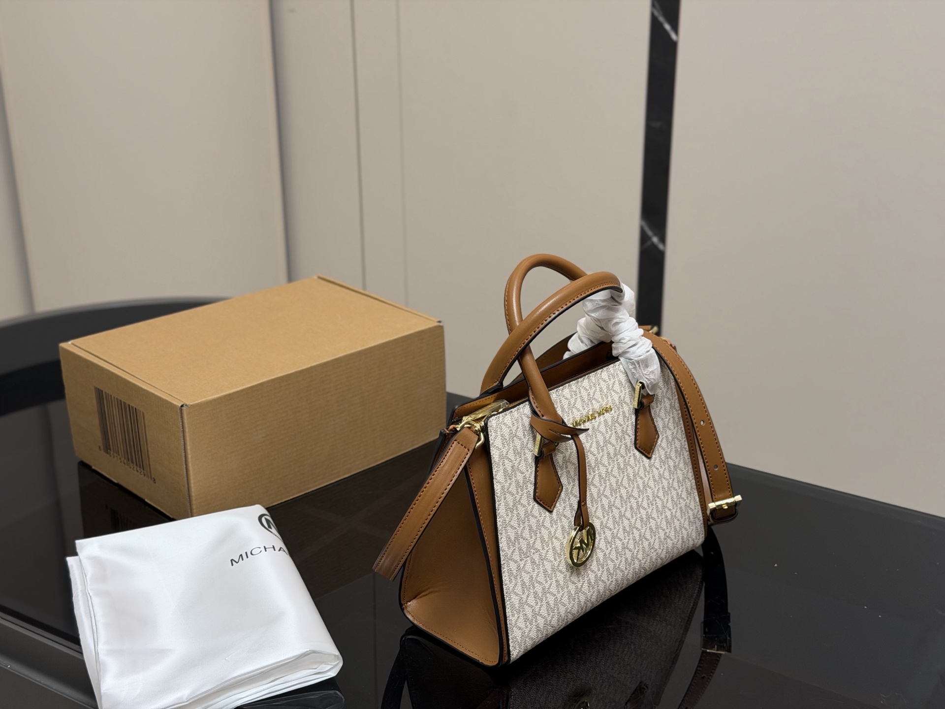 &yen;170 配盒 size：26*20cm mk 新品 你会发现它越看越好看！ 实用型 容量大