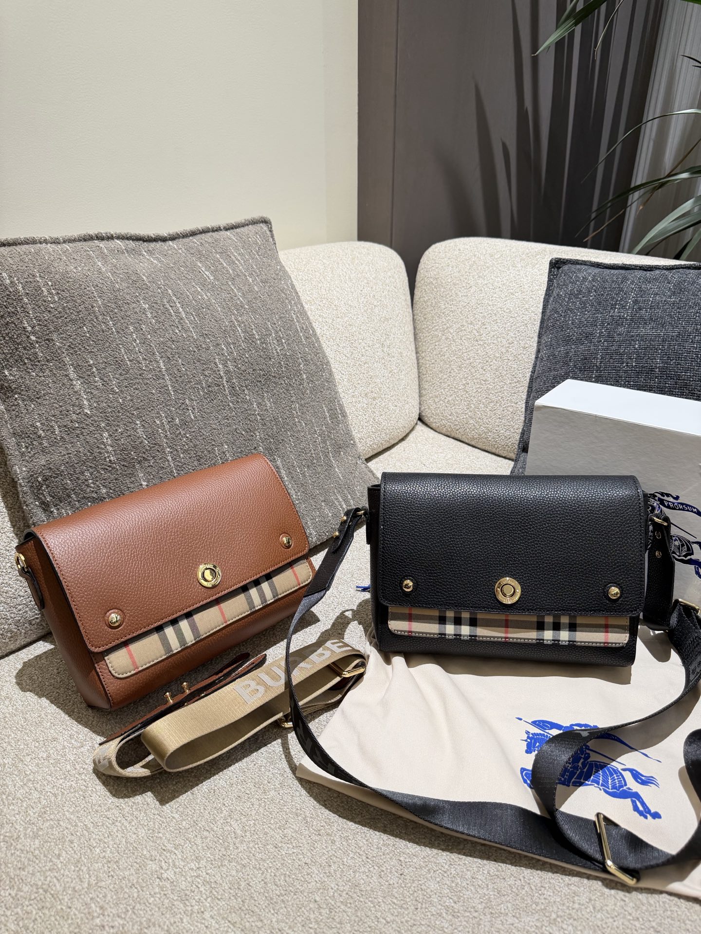 Burberry Note邮差包p165 Burberry Note邮差包，荔枝纹牛皮+经典格纹拼接，低 调又高级!25x17x8cm25x17x8cm，容量超能装，iPad、 雨伞都能放，通勤日常都OK++。宽肩带可调节，减压又百搭,休闲西装都能配。包盖吸扣设计，开合方便，内部空间合理，实用性满分!荔枝纹耐磨耐用，日常通勤、旅行都很 适合，是Burberry经典款，真的很推荐入手!