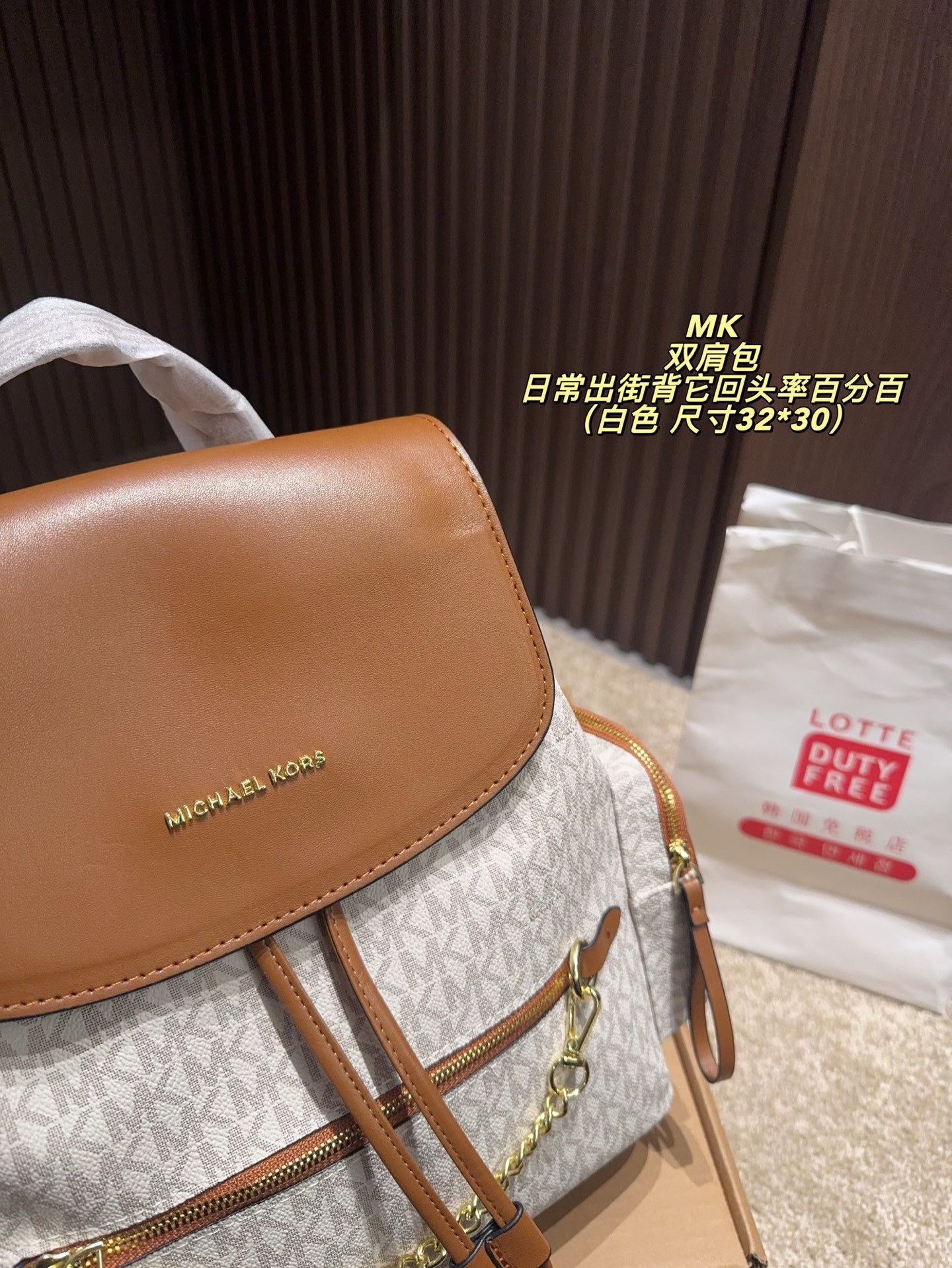 P200配飞机盒⚠️尺寸30*32 MK 双肩包 质感很高级 容量超级大也很耐用 日常出街背它回头率百分百 就是这种随性慵懒感