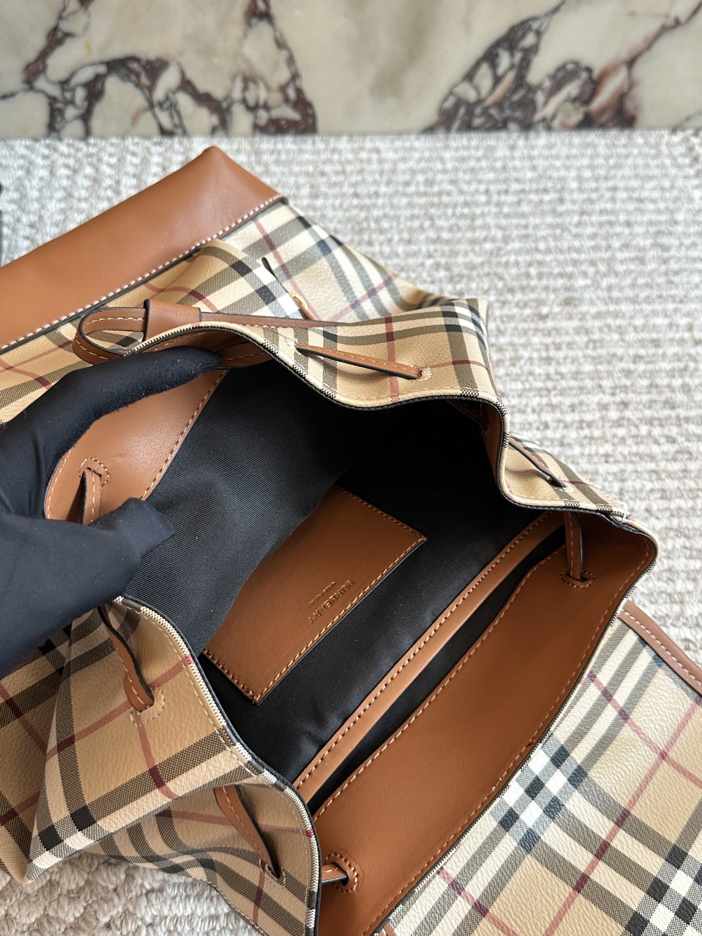 p195 超级乖的格纹双肩包 终于终于到货啦!!!这要经典格纹的女士双肩包， 不要 太乖哦背起来一白容量也很大， 经典又百搭，博柏利双肩 包#享 #burberry #格纹双肩 包27&times;35