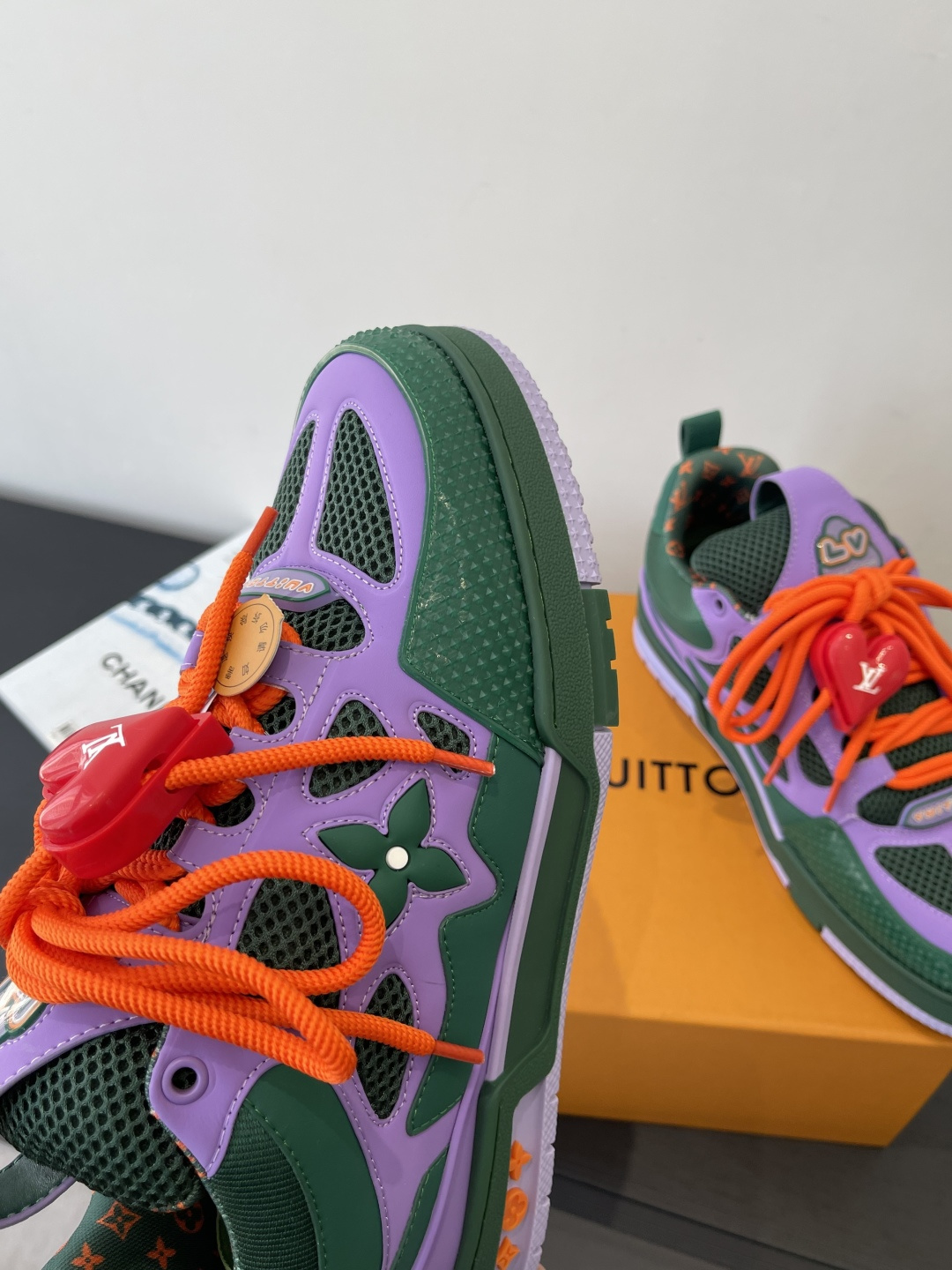 400💰新版面 Louis Vuiton路易威登 Skate系列面包鞋滑板鞋 运动鞋（配饰➕60❗️） LV Skate从2020年开始延续The View专业滑板鞋款，这种风格延续了90年代肥大的版型。设计师们添加了俏皮的元素，例如开放式网面鞋舌和向Axion、es和DC致敬的夸张鞋带。这款LVSK8运动鞋不同于典型的滑板鞋，它采用牛巴革制成，带有TPU饰边和Monogram纹理。最后，还有鞋跟和鞋舌上的logo以及侧面花卉图案。 面料：原版定制头层牛皮+透气网面 内里：原版进口透气网里 鞋底：原版开模tpu大底 码数：35-45