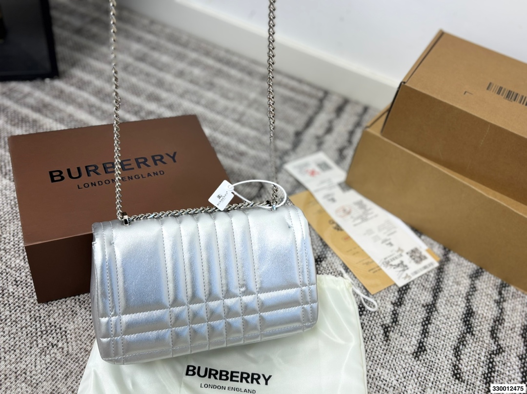 p165 配礼盒 burberry Lola新品链条包 软软的皮质加上珩缝工艺写满了高级! 和我的基础款怎么搭都好看! 尺寸22.15
