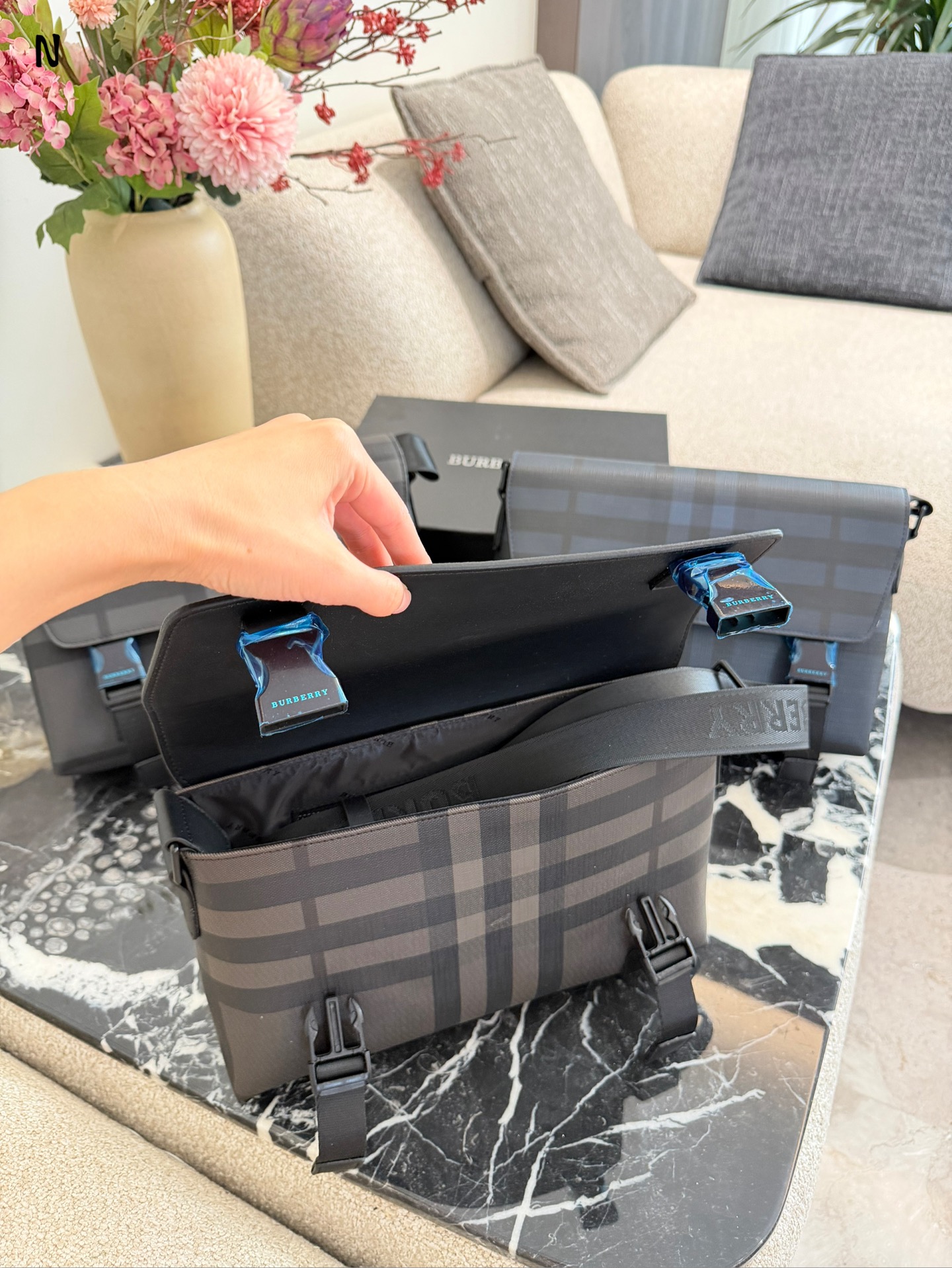 p170 Burberry炭灰格纹信使包 Burberry这款炭灰格纹信使包， 采用经典格纹帆布+小 牛皮饰边，低调又高级。29x8.5x17.5cm约29x8.5x17.5cm， 内部空间合理，通勤日常都很OK!可调节肩带，单肩斜挎随心切换，实用又有型+。英伦风满满，男女都能轻松驾驭，休闲或商务穿搭都超百搭!