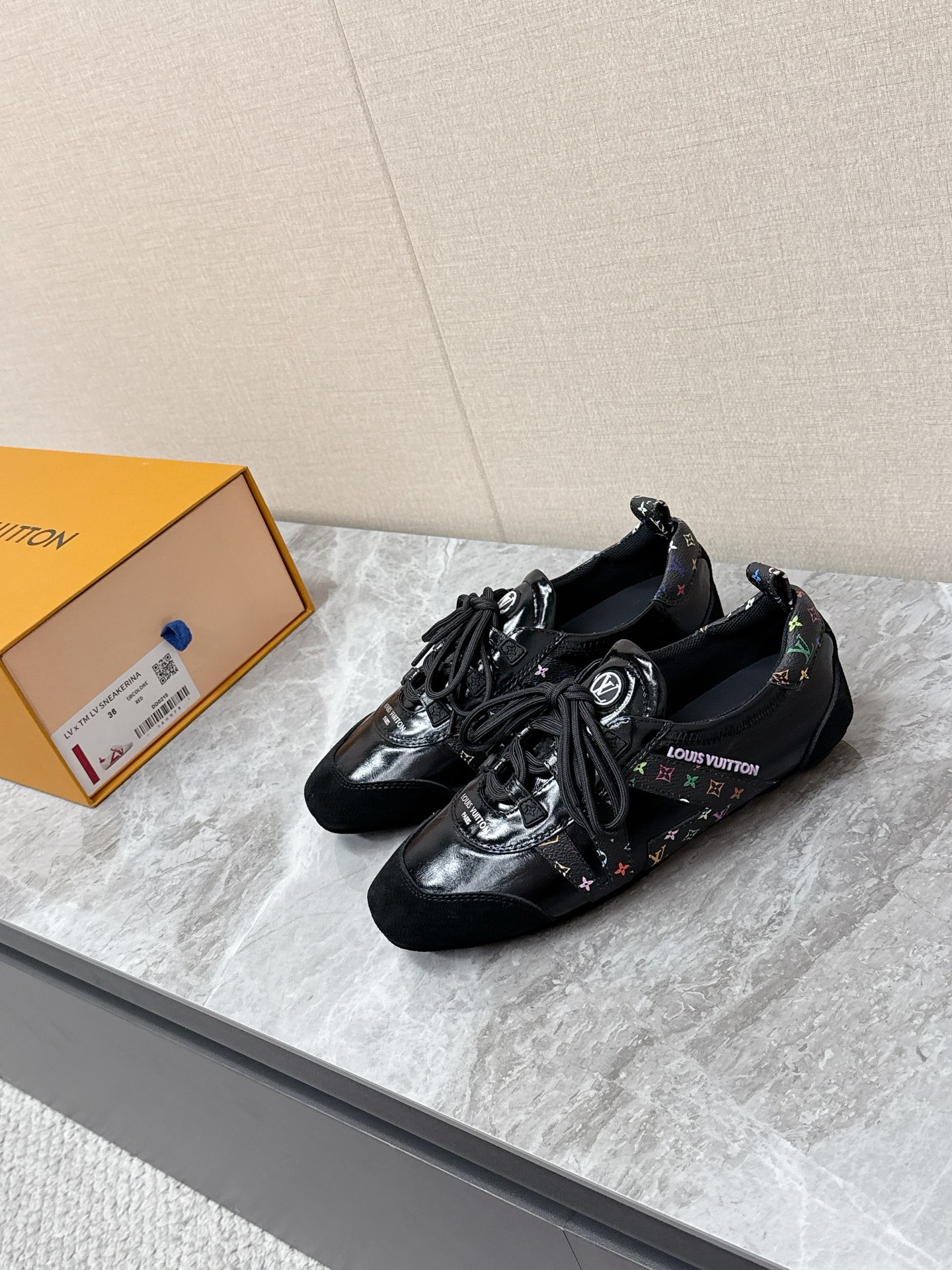 💰300 Louis Vuitton路易威登驴牌春夏Sneakerina系列 芭蕾运动鞋 德训鞋 平底鞋 原版三对购入开发完美复刻Sneakerina 芭蕾风运动鞋以丝滑绒面牛皮革塑造流畅线条 兼具芭蕾舞鞋的轻盈构型和运动鞋的舒适质感。侧面 LV 标识和Monogram 帆布后袢带丰富细节,Sacchetto 工艺和 TPU 外底升级轻柔穿着体验 底厚:1.5CM 面料: 原版定制进口头层牛皮 内里:原版定制透气网里鞋底:原版开模注塑TPU材质Size: 35-42(41 42定制)