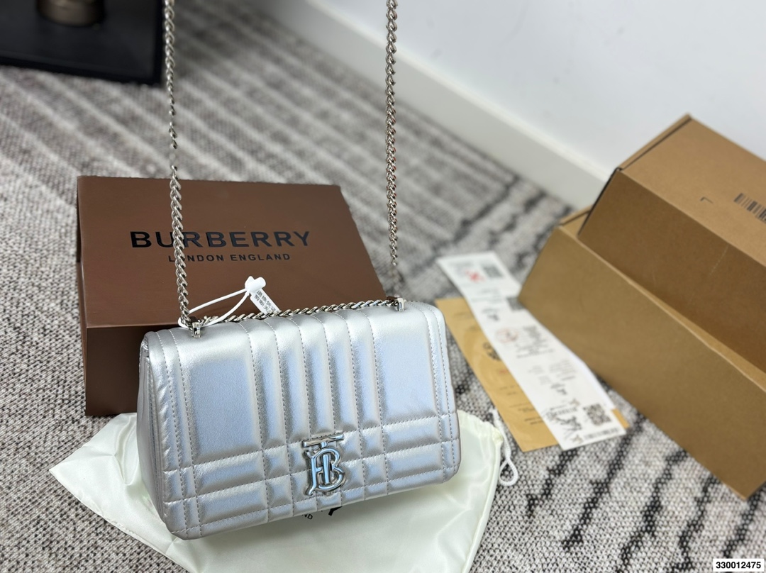 p165 配礼盒 burberry Lola新品链条包 软软的皮质加上珩缝工艺写满了高级! 和我的基础款怎么搭都好看! 尺寸22.15