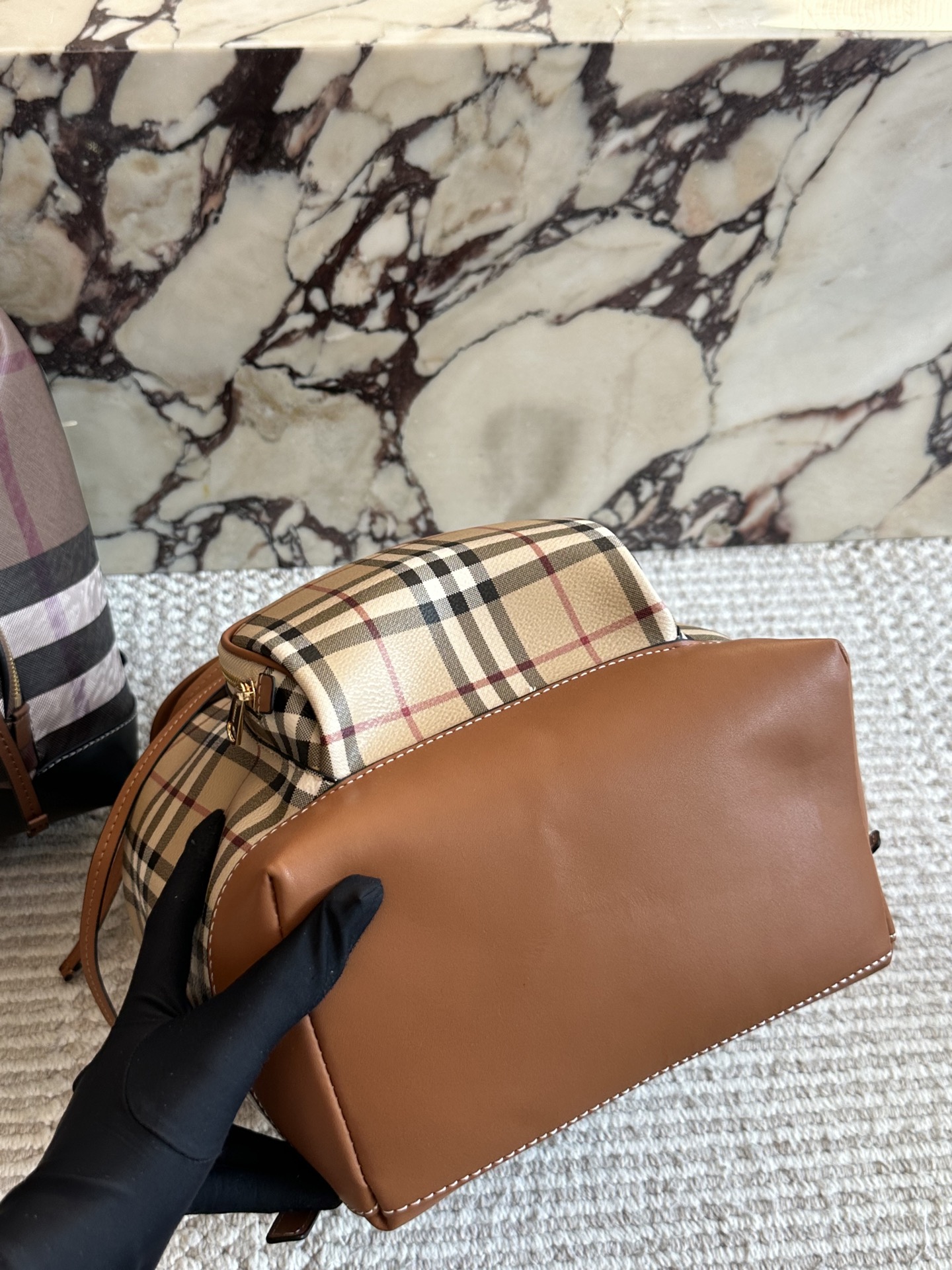 p195 超级乖的格纹双肩包 终于终于到货啦!!!这要经典格纹的女士双肩包， 不要 太乖哦背起来一白容量也很大， 经典又百搭，博柏利双肩 包#享 #burberry #格纹双肩 包27&times;35