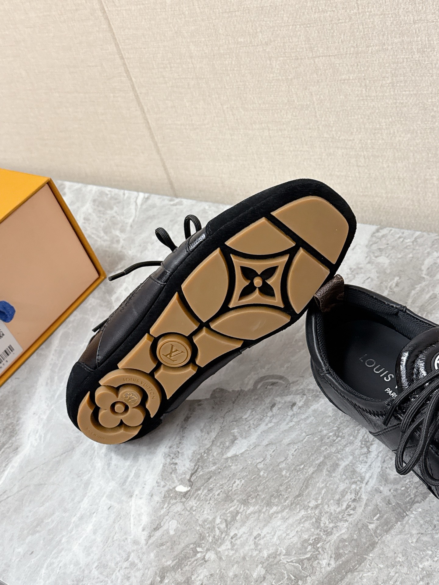 💰320 Louis Vuitton路易威登驴牌春夏Sneakerina系列 芭蕾运动鞋 德训鞋 平底鞋 原版三对购入开发完美复刻Sneakerina 芭蕾风运动鞋以丝滑绒面牛皮革塑造流畅线条 兼具芭蕾舞鞋的轻盈构型和运动鞋的舒适质感。侧面 LV 标识和Monogram 帆布后袢带丰富细节,Sacchetto 工艺和 TPU 外底升级轻柔穿着体验 底厚:1.5CM 面料: 原版定制进口头层牛皮 内里:原版定制透气网里鞋底:原版开模注塑TPU材质Size: 35-42(41 42定制)