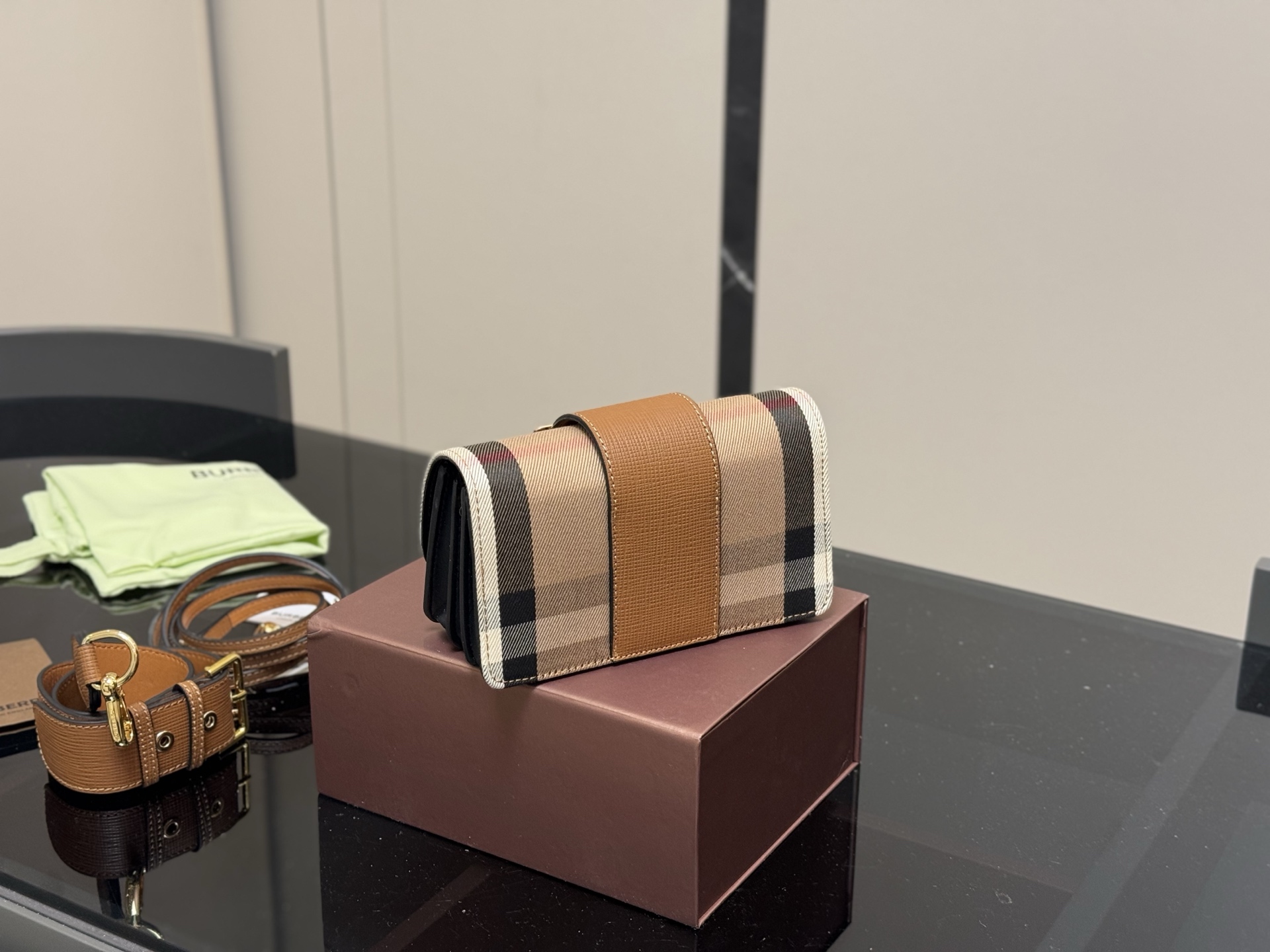 &yen;170 配盒 尺寸：19.5*10*8cm 💜BURBERRY💯 巴宝莉 原单货 搭配双肩带 ⚠️一宽一细 臻选考究的马勒牛皮配原厂帆布精制而成 超级讲究哦！！！