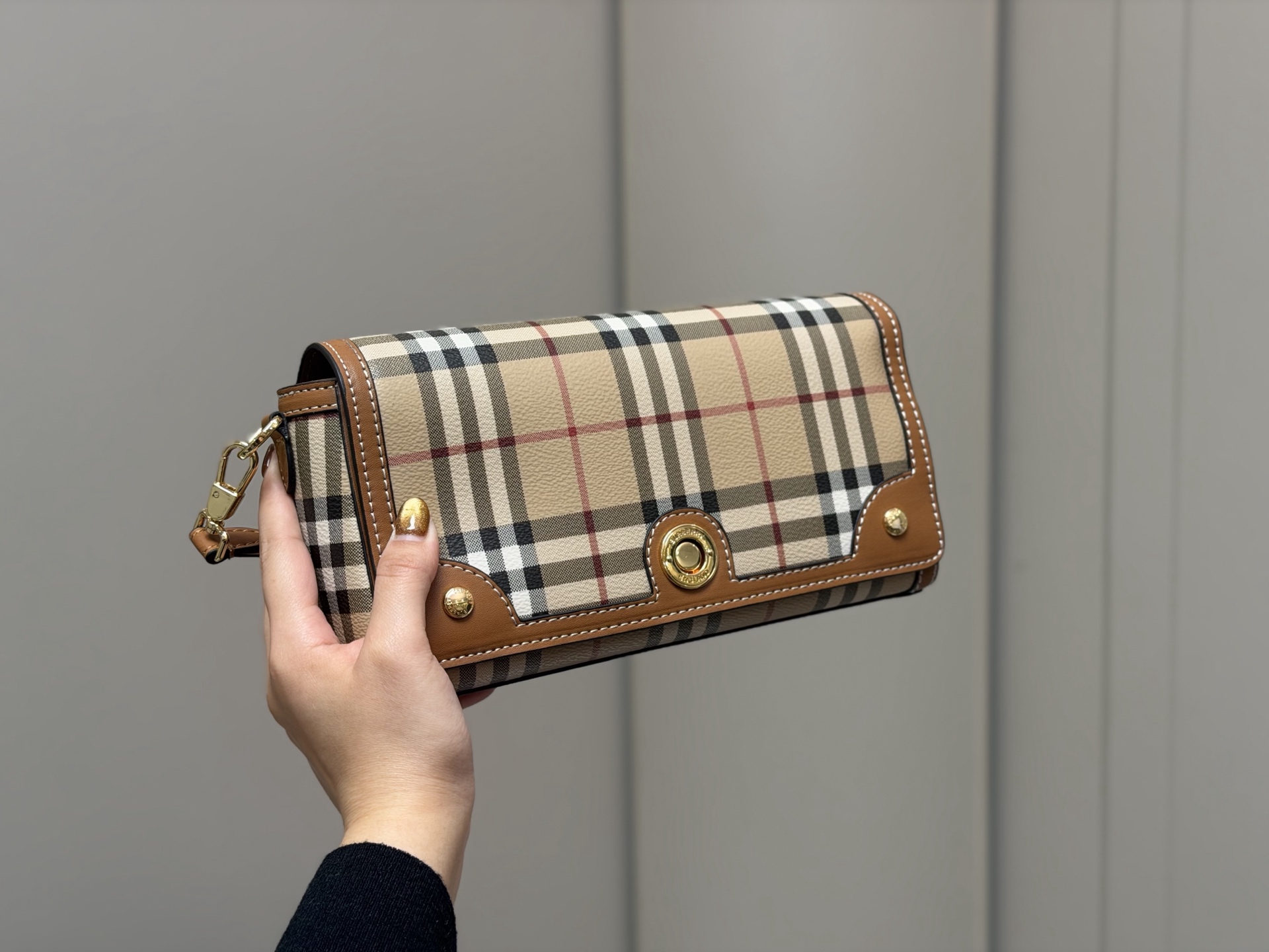 ¥170 配盒 size:24*13cm 巴宝莉帆布邮差包! 自带vintage气质。 橄榄绿看起来更有质感,更特别。