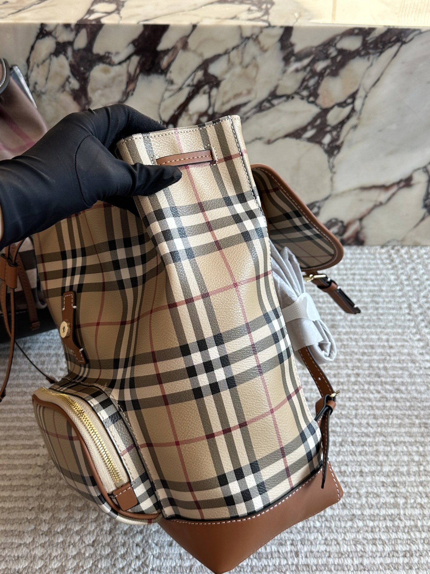 p195 超级乖的格纹双肩包 终于终于到货啦!!!这要经典格纹的女士双肩包， 不要 太乖哦背起来一白容量也很大， 经典又百搭，博柏利双肩 包#享 #burberry #格纹双肩 包27&times;35