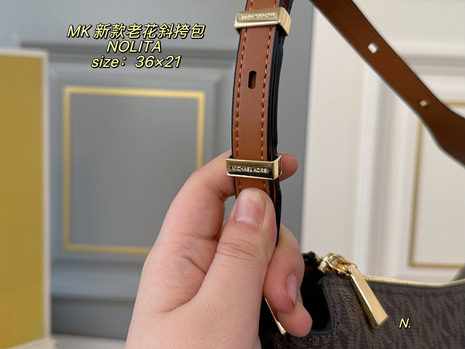 P170（配盒） size:36&times;21 MK老花新款NOLITA斜挎包🔥 简约大方，超多颜色🉑️选 肩带可调节，解锁多种背法 高级有质感，轻便实用！ 时尚与休闲无缝衔接‼️