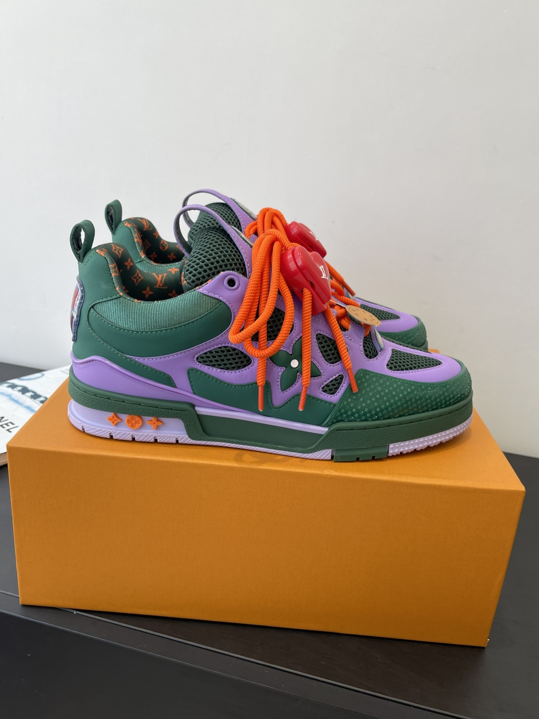 400💰新版面 Louis Vuiton路易威登 Skate系列面包鞋滑板鞋 运动鞋（配饰➕60❗️） LV Skate从2020年开始延续The View专业滑板鞋款，这种风格延续了90年代肥大的版型。设计师们添加了俏皮的元素，例如开放式网面鞋舌和向Axion、es和DC致敬的夸张鞋带。这款LVSK8运动鞋不同于典型的滑板鞋，它采用牛巴革制成，带有TPU饰边和Monogram纹理。最后，还有鞋跟和鞋舌上的logo以及侧面花卉图案。 面料：原版定制头层牛皮+透气网面 内里：原版进口透气网里 鞋底：原版开模tpu大底 码数：35-45