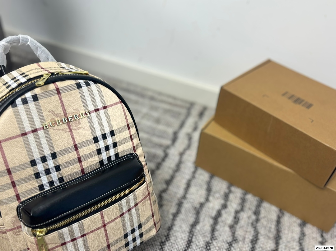 p140 尺寸32.27 巴宝莉双肩包 百搭 容量超惊人 重点是真的很轻便 设计也很简约耐看