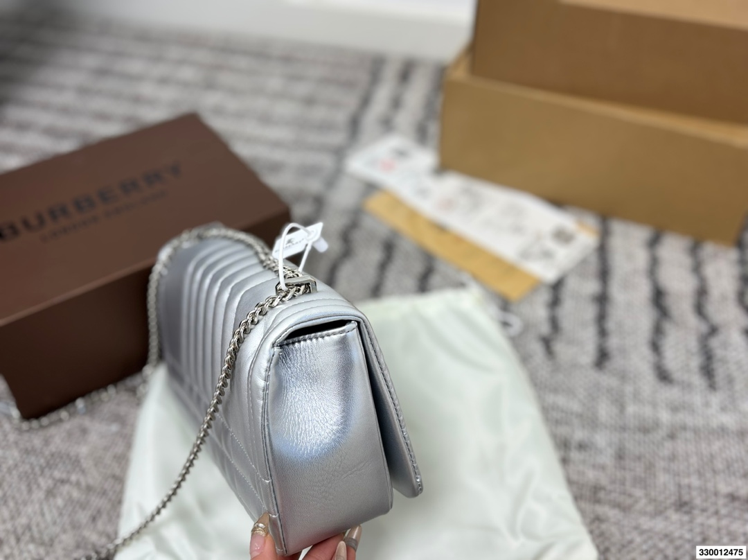 p165 配礼盒 burberry Lola新品链条包 软软的皮质加上珩缝工艺写满了高级! 和我的基础款怎么搭都好看! 尺寸22.15