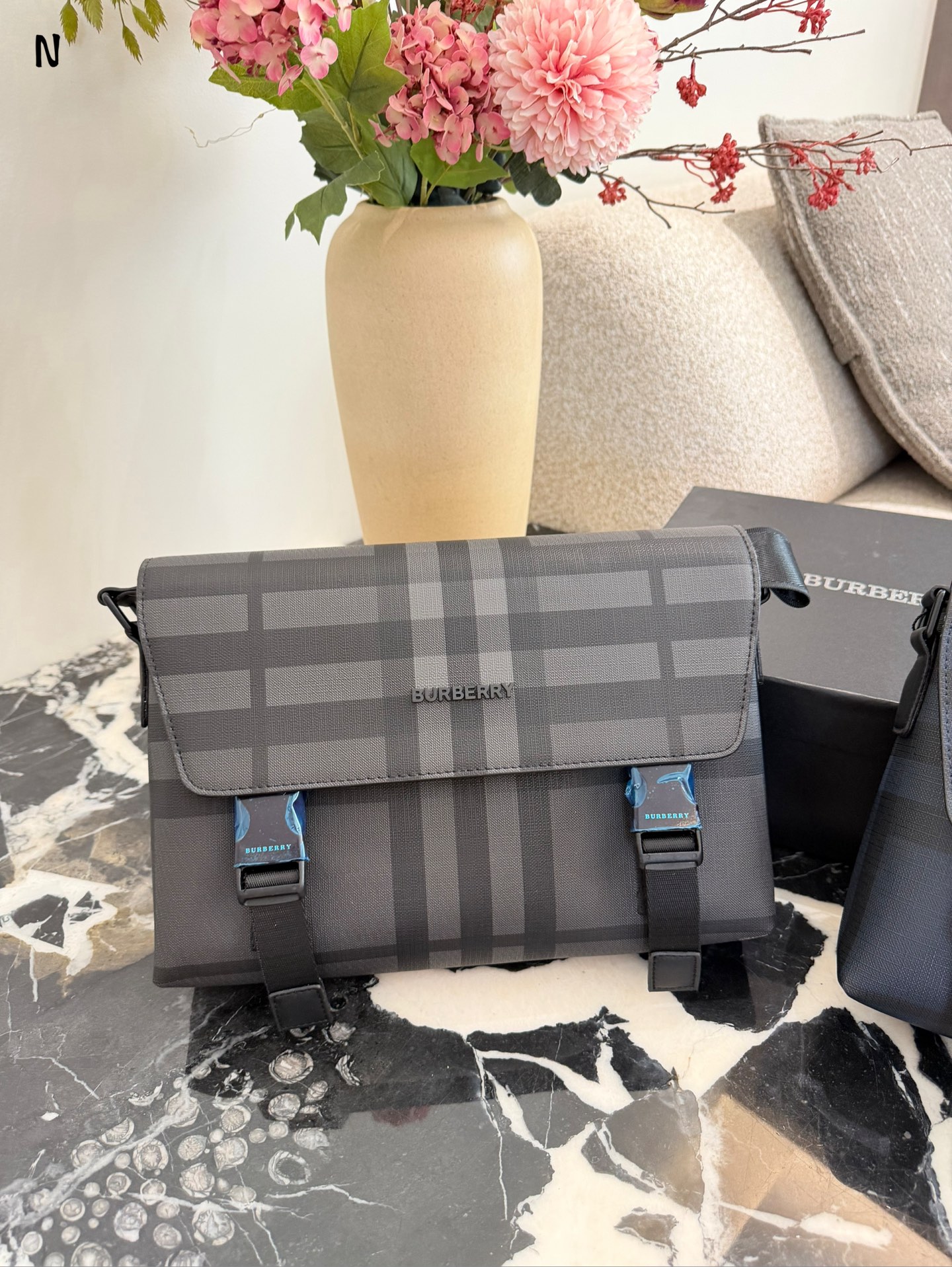 p170 Burberry炭灰格纹信使包 Burberry这款炭灰格纹信使包， 采用经典格纹帆布+小 牛皮饰边，低调又高级。29x8.5x17.5cm约29x8.5x17.5cm， 内部空间合理，通勤日常都很OK!可调节肩带，单肩斜挎随心切换，实用又有型+。英伦风满满，男女都能轻松驾驭，休闲或商务穿搭都超百搭!