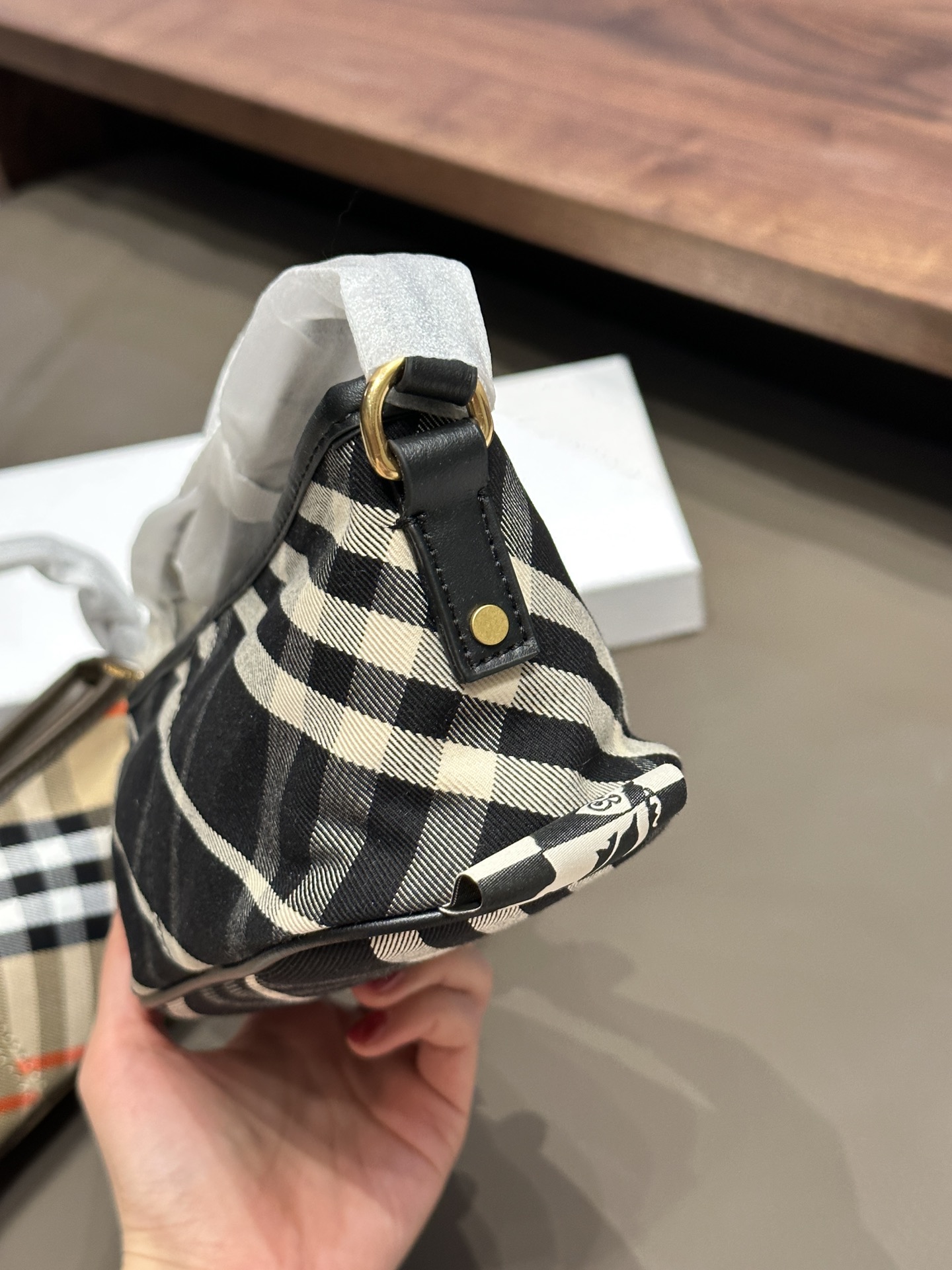 p130 Burberry女士mini腋下包新款格纹提花 Burberry女士mini腋下包新款格纹提花，代购5800,Hobo包是一款热门]的时尚单品，设计较为简约，线条流畅，呈现出一种随性、休闲的风格，可以容纳日常所需的物品，如手机、钱包、口红等。格纹的颜色和图案较为经典，容易与各种服装搭配，无论是休闲装还是正式装都能搭配出不错的效果20cm