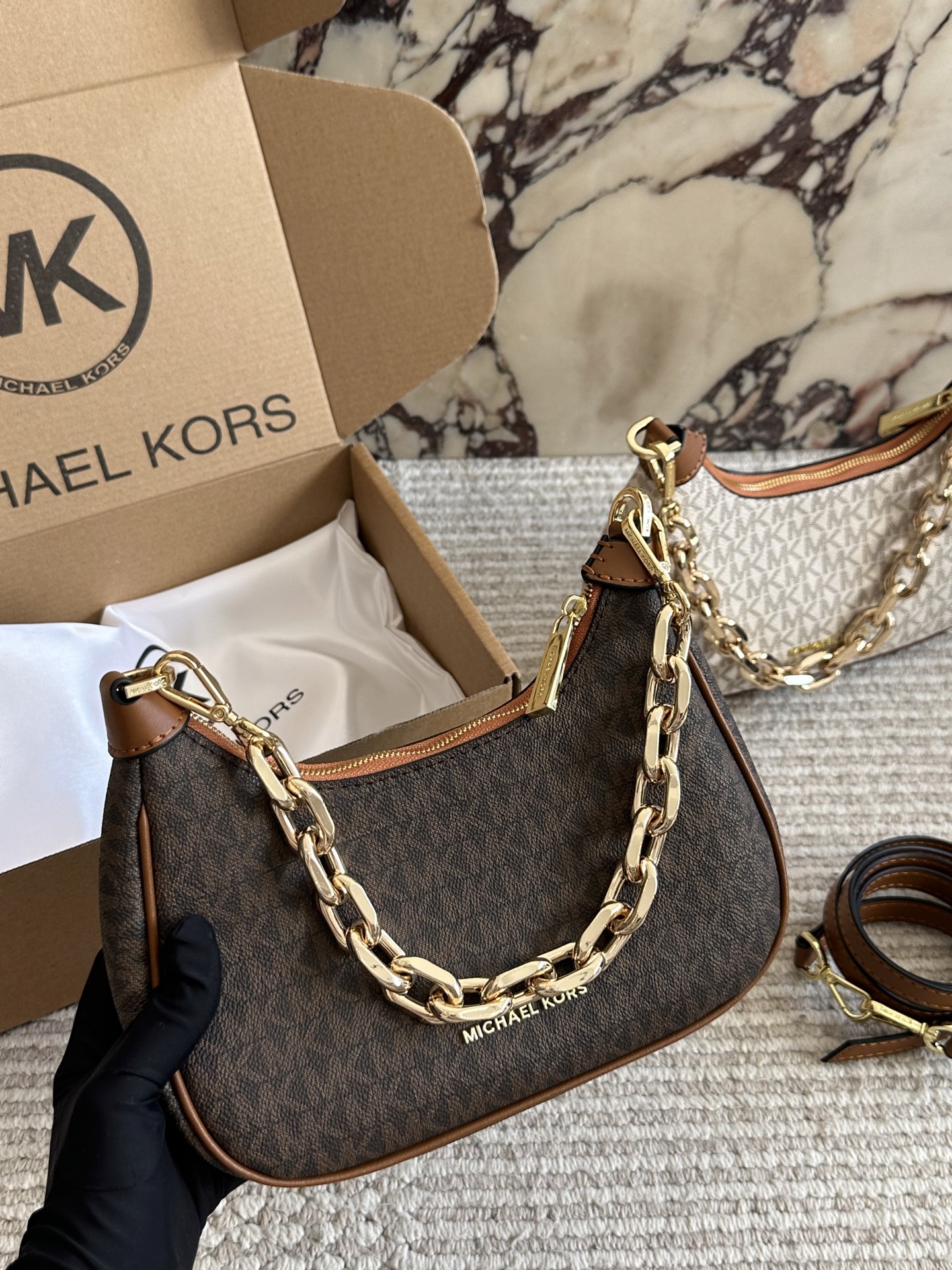 p160 MK秋冬惊艳爆款[庆祝][庆祝] cora经典老花腋下包，附带一条长肩带不仅可以腋下还可以斜挎，小巧精致，百搭通勤，精致女孩秋冬必备款～23cm 飞机盒包装