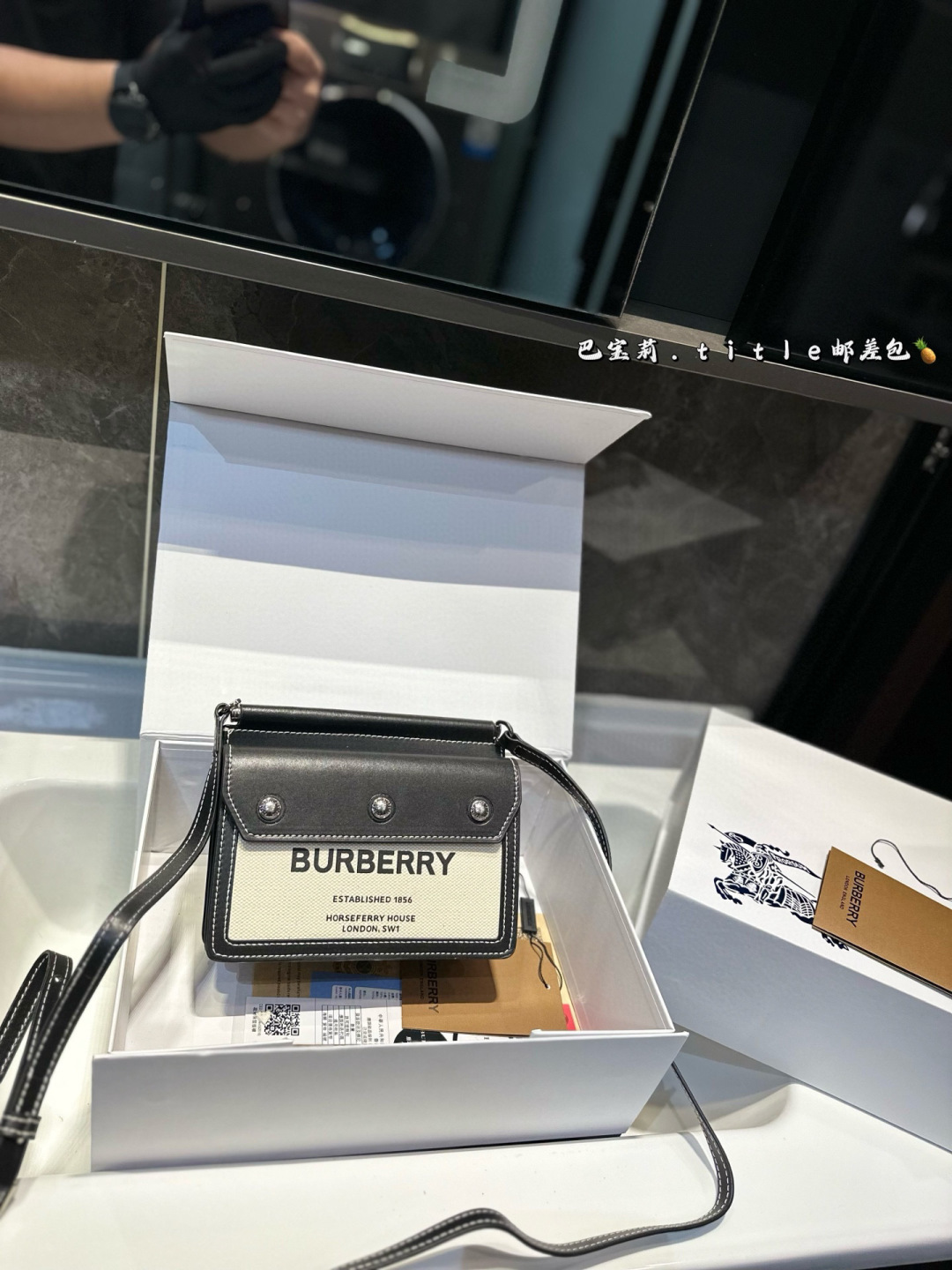 ❤️p145（礼盒包装）❤️ Burberry 巴宝莉 Title单肩斜挎mini邮差包巴宝莉最爆的邮差包 没有之一意大利产 店铺在售款 不好买最经典的配色尺寸约为：19*15
