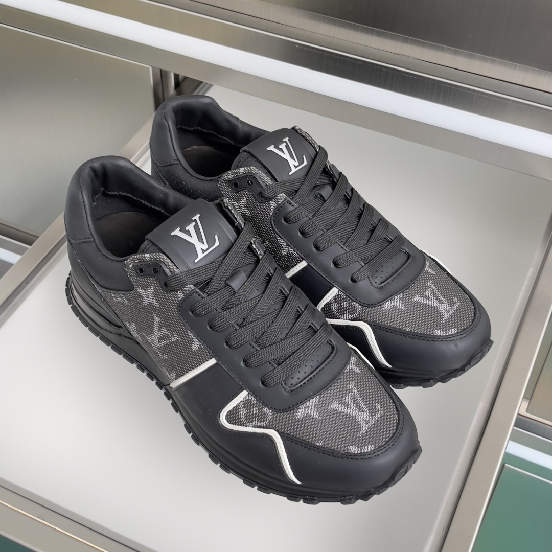 顶级版本:男款390💰 LV 路易威登 驴牌L家 经典Run Away系列 休闲 运动鞋 老爹鞋 原版购入开发 做货 本款 Run Away 运动鞋融汇品牌经典 Monogram 压纹粒面牛皮革和 Epi 牛皮革,以坡跟橡胶外底诠释跑鞋灵感。LV 字母和路易威登巴黎标识分别点缀鞋舌和后部 配送专柜精美包装🛍📦 ▪️ 面料:原版定制进口头层牛皮 ▪️ 内里:原版定制羊皮+透气网里 ▪️ 鞋底:原版开模防滑TPU材质 ▪️ 底厚:4CM ▪️ Size: 男款39-46
