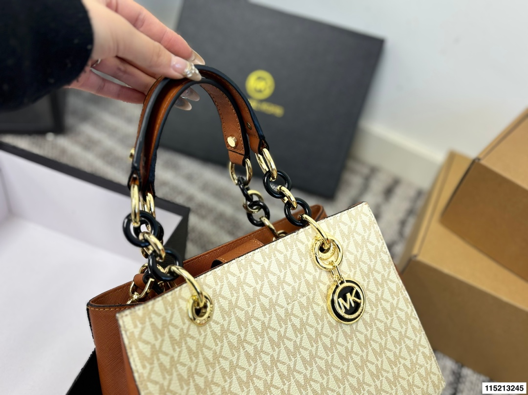 p145 配盒 尺寸25&times;19 MK 新款老花托特包购物袋托特包 标志性logo印花，🉑️手提斜挎，出行、游玩都可以带上它❗️