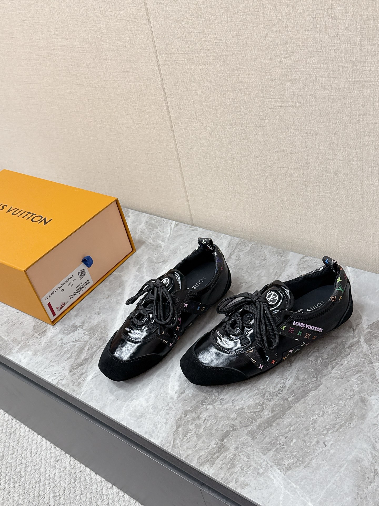 💰300 Louis Vuitton路易威登驴牌春夏Sneakerina系列 芭蕾运动鞋 德训鞋 平底鞋 原版三对购入开发完美复刻Sneakerina 芭蕾风运动鞋以丝滑绒面牛皮革塑造流畅线条 兼具芭蕾舞鞋的轻盈构型和运动鞋的舒适质感。侧面 LV 标识和Monogram 帆布后袢带丰富细节,Sacchetto 工艺和 TPU 外底升级轻柔穿着体验 底厚:1.5CM 面料: 原版定制进口头层牛皮 内里:原版定制透气网里鞋底:原版开模注塑TPU材质Size: 35-42(41 42定制)