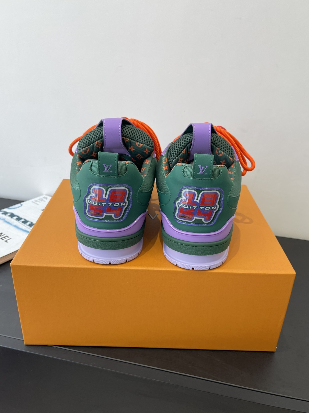 400💰新版面 Louis Vuiton路易威登 Skate系列面包鞋滑板鞋 运动鞋（配饰➕60❗️） LV Skate从2020年开始延续The View专业滑板鞋款，这种风格延续了90年代肥大的版型。设计师们添加了俏皮的元素，例如开放式网面鞋舌和向Axion、es和DC致敬的夸张鞋带。这款LVSK8运动鞋不同于典型的滑板鞋，它采用牛巴革制成，带有TPU饰边和Monogram纹理。最后，还有鞋跟和鞋舌上的logo以及侧面花卉图案。 面料：原版定制头层牛皮+透气网面 内里：原版进口透气网里 鞋底：原版开模tpu大底 码数：35-45