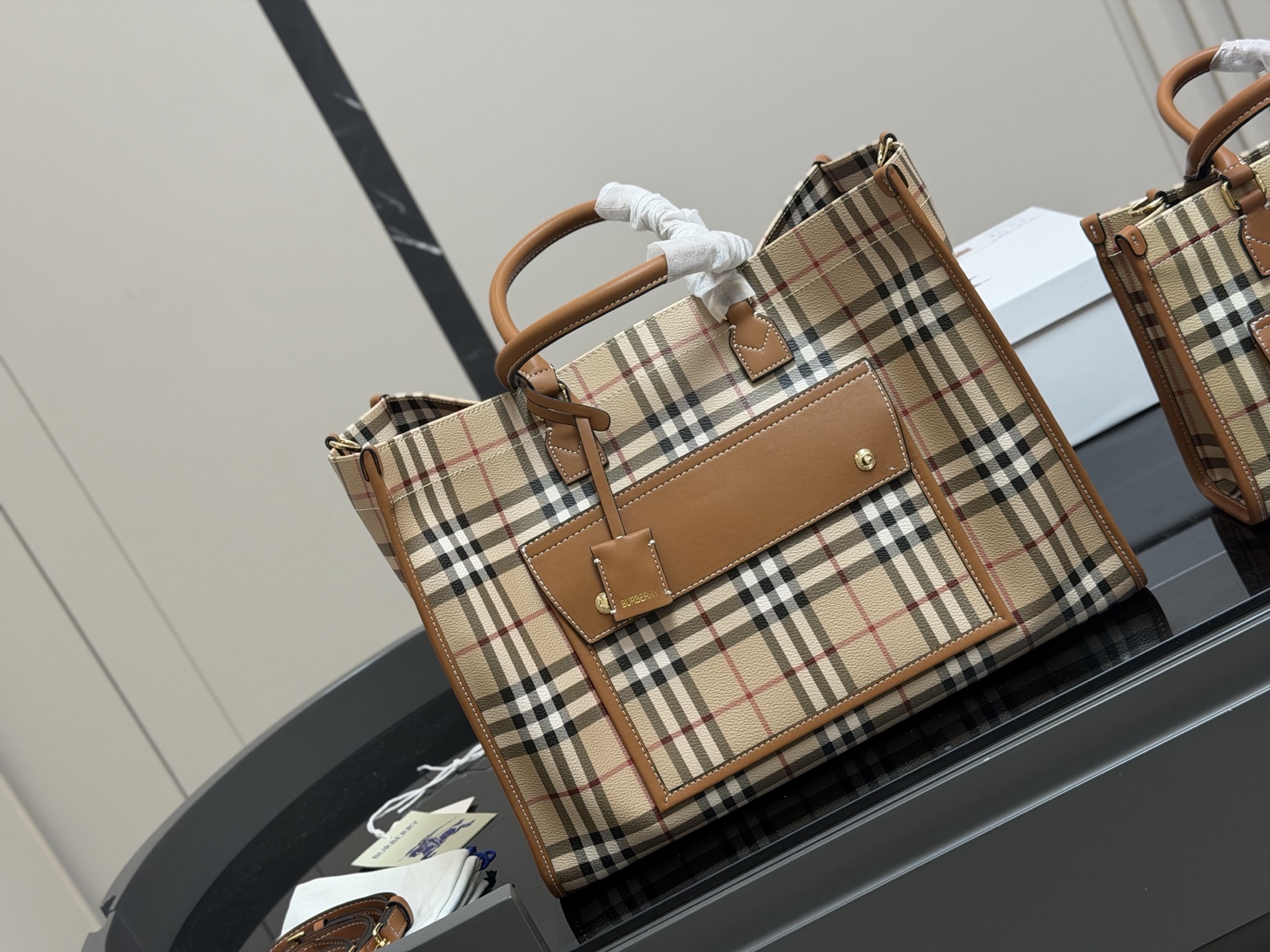 &yen;210 &yen;180 size： 38.28cm 23.20cm 巴宝莉Freya 帆布tote（托特） 方方正正的外形自带一股复古学院气息！ 真的好爱粉色 夏天小托特的不二选择!