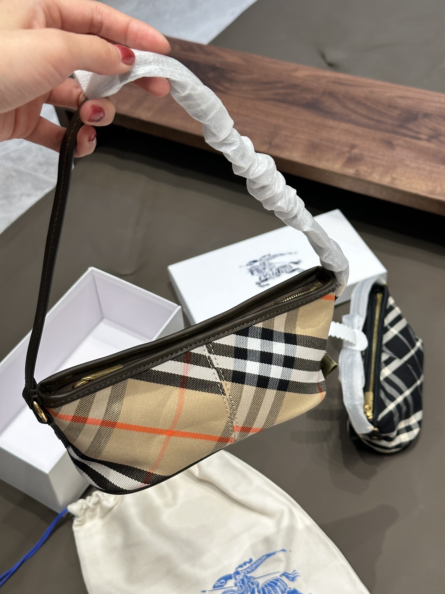 p130 Burberry女士mini腋下包新款格纹提花 Burberry女士mini腋下包新款格纹提花，代购5800,Hobo包是一款热门]的时尚单品，设计较为简约，线条流畅，呈现出一种随性、休闲的风格，可以容纳日常所需的物品，如手机、钱包、口红等。格纹的颜色和图案较为经典，容易与各种服装搭配，无论是休闲装还是正式装都能搭配出不错的效果20cm