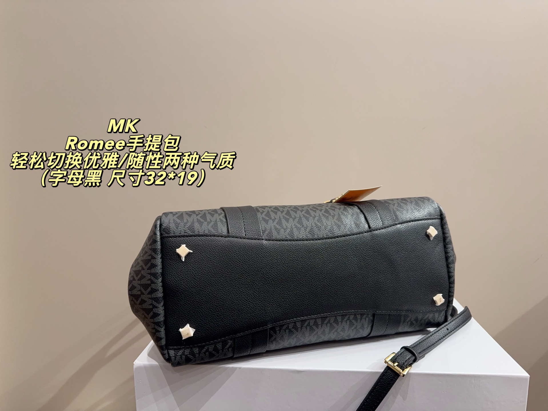 P165配盒⚠️尺寸32*19 MK Romee手提包 老花面料是MK标志性元素，皮质拼接提升质感，背出门自带&ldquo;低调轻奢&rdquo;的辨识度。 包身自带外侧小口袋+内侧隔层，既保证了&ldquo;精致小包&rdquo;的外观，又能有序收纳手机、口红等随身物，实用与高级感兼顾