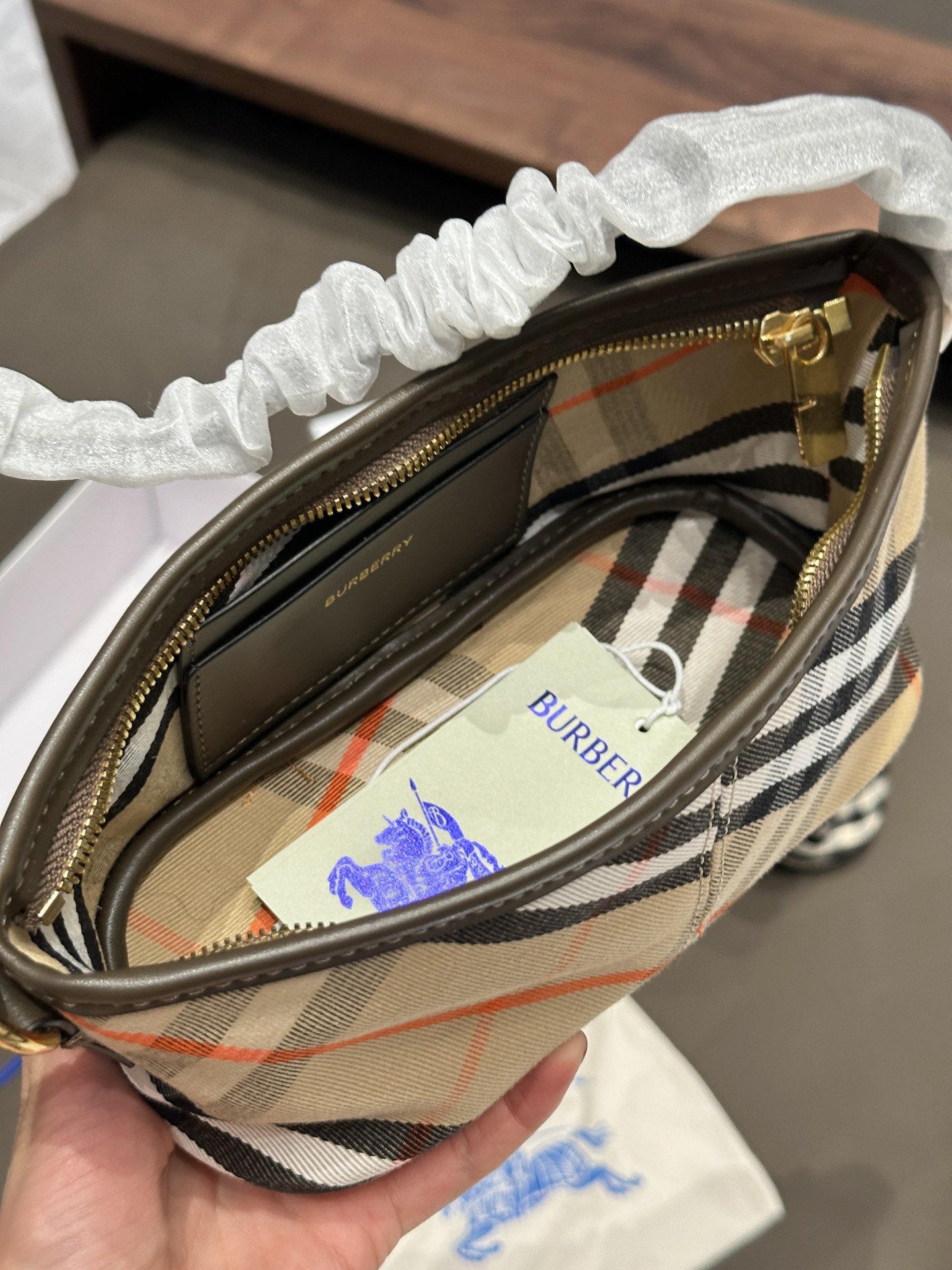 p130 Burberry女士mini腋下包新款格纹提花 Burberry女士mini腋下包新款格纹提花，代购5800,Hobo包是一款热门]的时尚单品，设计较为简约，线条流畅，呈现出一种随性、休闲的风格，可以容纳日常所需的物品，如手机、钱包、口红等。格纹的颜色和图案较为经典，容易与各种服装搭配，无论是休闲装还是正式装都能搭配出不错的效果20cm