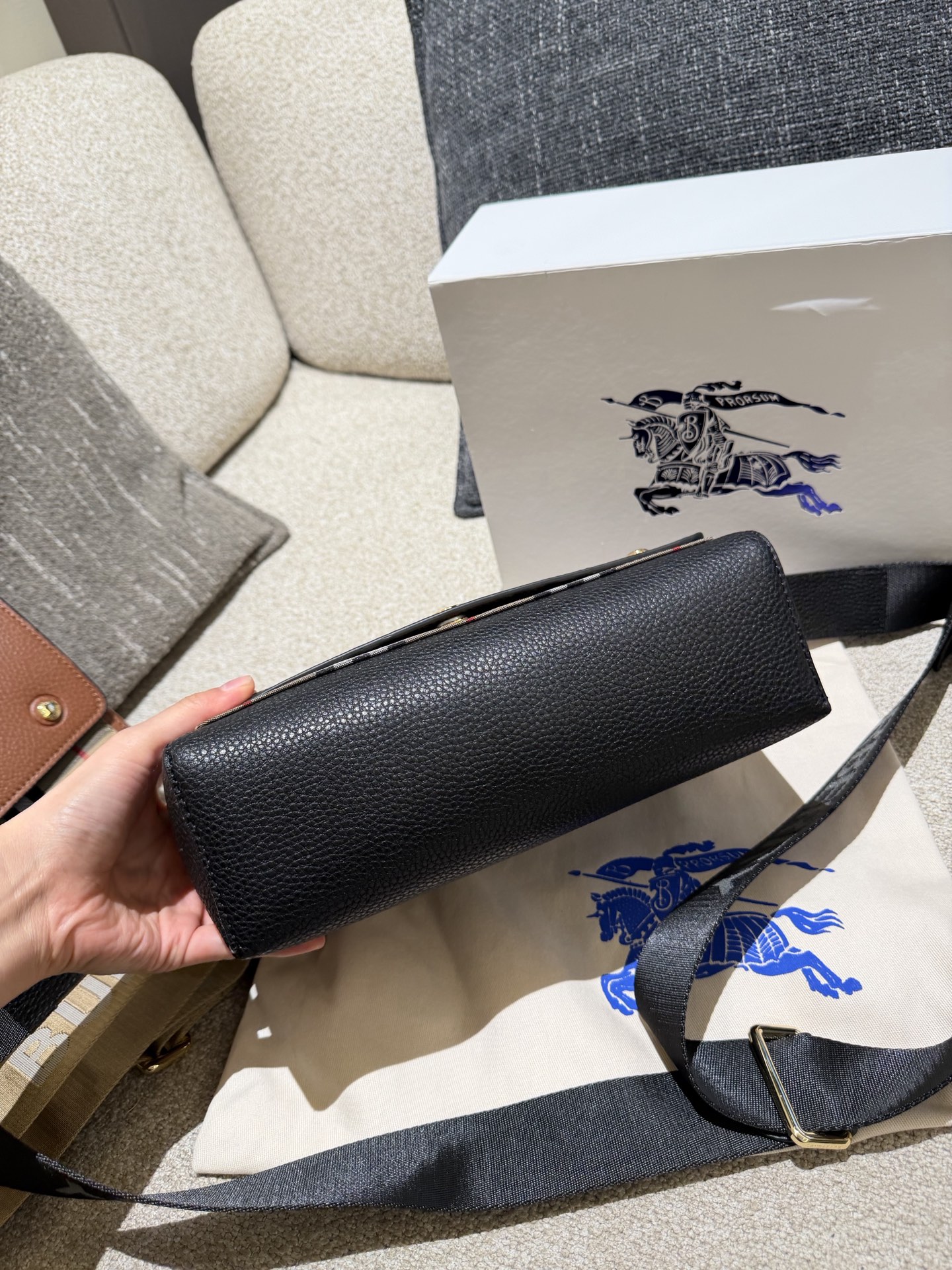 Burberry Note邮差包p165 Burberry Note邮差包，荔枝纹牛皮+经典格纹拼接，低 调又高级!25x17x8cm25x17x8cm，容量超能装，iPad、 雨伞都能放，通勤日常都OK++。宽肩带可调节，减压又百搭,休闲西装都能配。包盖吸扣设计，开合方便，内部空间合理，实用性满分!荔枝纹耐磨耐用，日常通勤、旅行都很 适合，是Burberry经典款，真的很推荐入手!