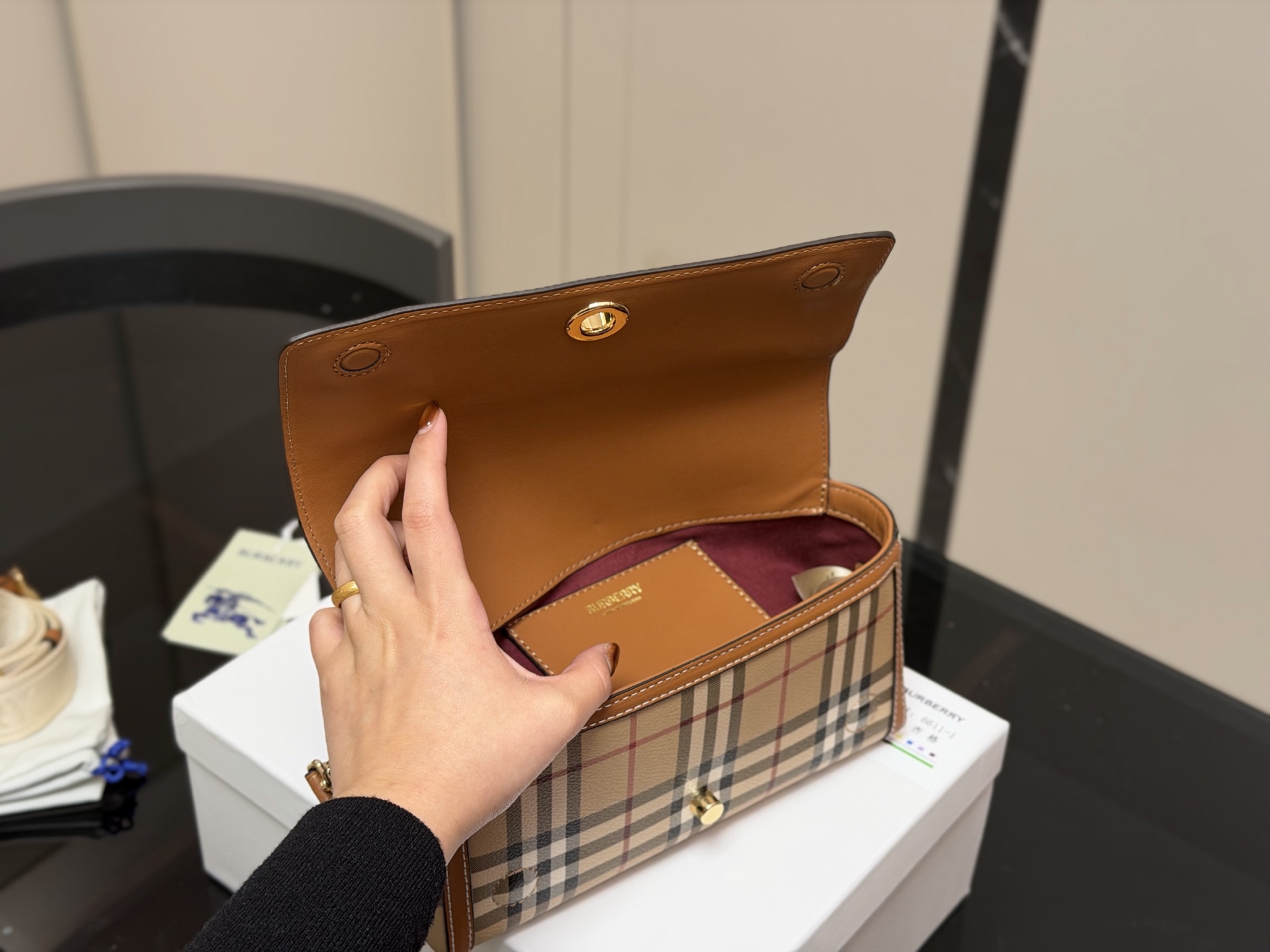 ¥170 配盒 size:24*13cm 巴宝莉帆布邮差包! 自带vintage气质。 橄榄绿看起来更有质感,更特别。