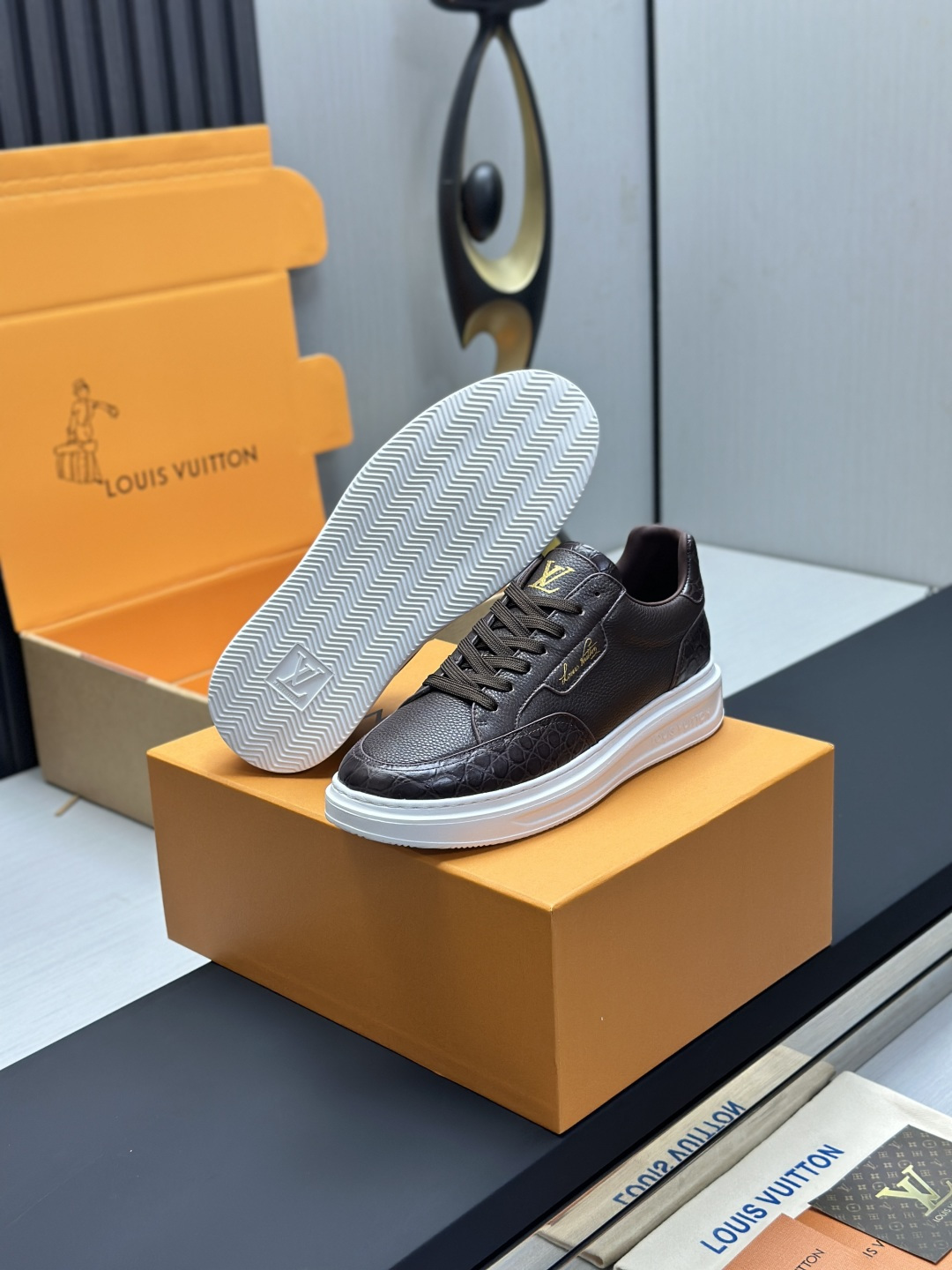 工厂直销&yen;350💰顶级版本全套包装❗️莞产高端货源LV 路易威登 驴牌 L家 BEVERLY HILLS系列 丹宁牛仔布 休闲 运动鞋 本款 Beverly Hills 运动鞋以 Monogram 丹宁布和粒面牛皮革重返新季，搭配厚实而轻盈的橡胶外底，为潮流设计融入舒适体验。鞋带四周勾勒皮革饰边，手写体路易威登标识压印其上 配送专柜精美包装🛍📦 ▪️面料: 原版定制头层牛皮+牛仔布 ▪️内里: 原版定制透气网里 ▪️大底: 原版开模发泡材质 ▪️底厚: 4CM ▪️Size: 男款39-45（4647定做