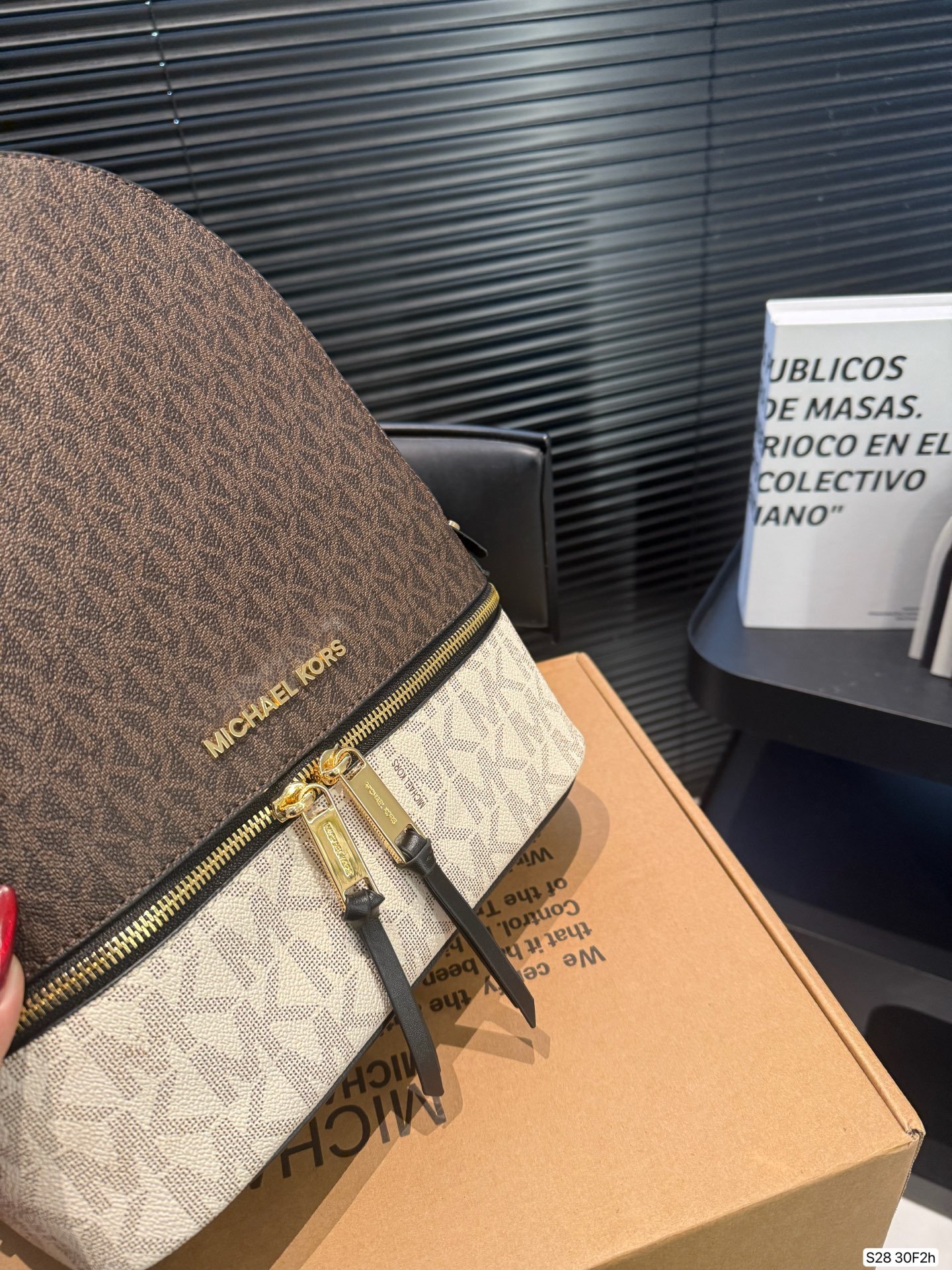 P190 配盒子MK双肩包... 夏天、冬天都能背上它！ 是不是性价比超级高？ 我们需要脱掉高跟鞋 换上运动鞋和双肩包， 给自己一日的轻盈。 尺寸25 31 货号30F2 ​