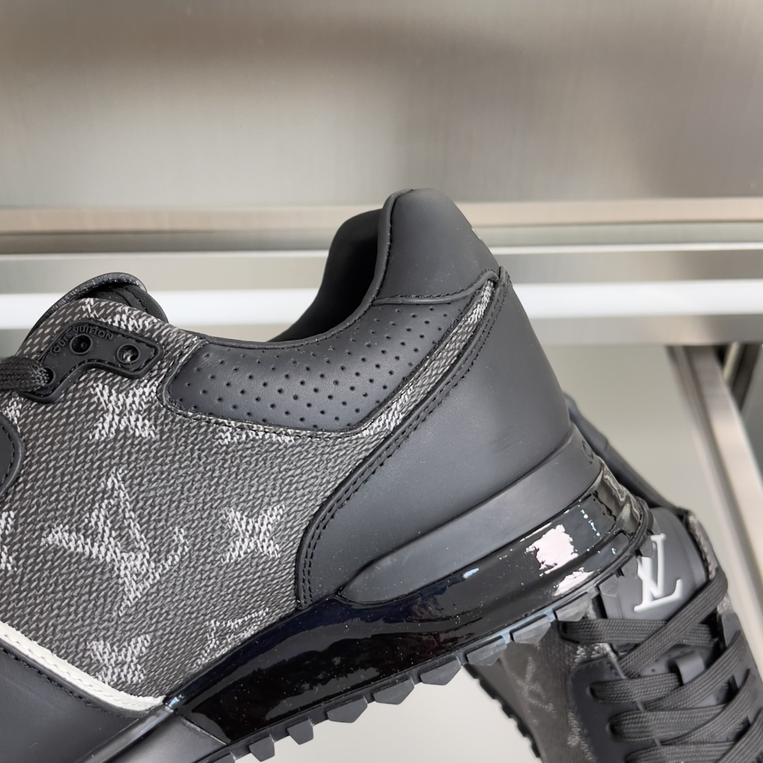 顶级版本:男款390💰 LV 路易威登 驴牌L家 经典Run Away系列 休闲 运动鞋 老爹鞋 原版购入开发 做货 本款 Run Away 运动鞋融汇品牌经典 Monogram 压纹粒面牛皮革和 Epi 牛皮革,以坡跟橡胶外底诠释跑鞋灵感。LV 字母和路易威登巴黎标识分别点缀鞋舌和后部 配送专柜精美包装🛍📦 ▪️ 面料:原版定制进口头层牛皮 ▪️ 内里:原版定制羊皮+透气网里 ▪️ 鞋底:原版开模防滑TPU材质 ▪️ 底厚:4CM ▪️ Size: 男款39-46