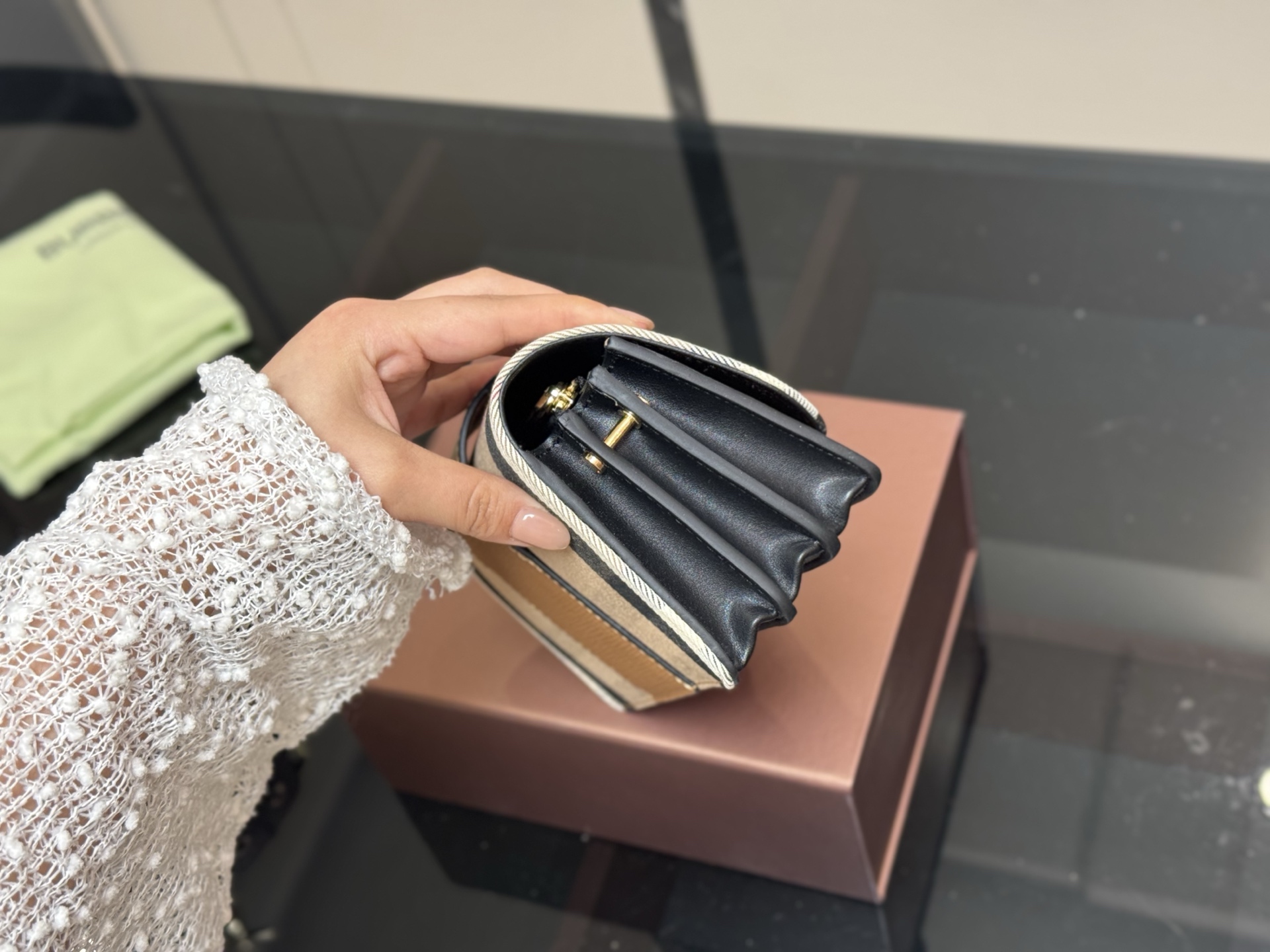 &yen;170 配盒 尺寸：19.5*10*8cm 💜BURBERRY💯 巴宝莉 原单货 搭配双肩带 ⚠️一宽一细 臻选考究的马勒牛皮配原厂帆布精制而成 超级讲究哦！！！