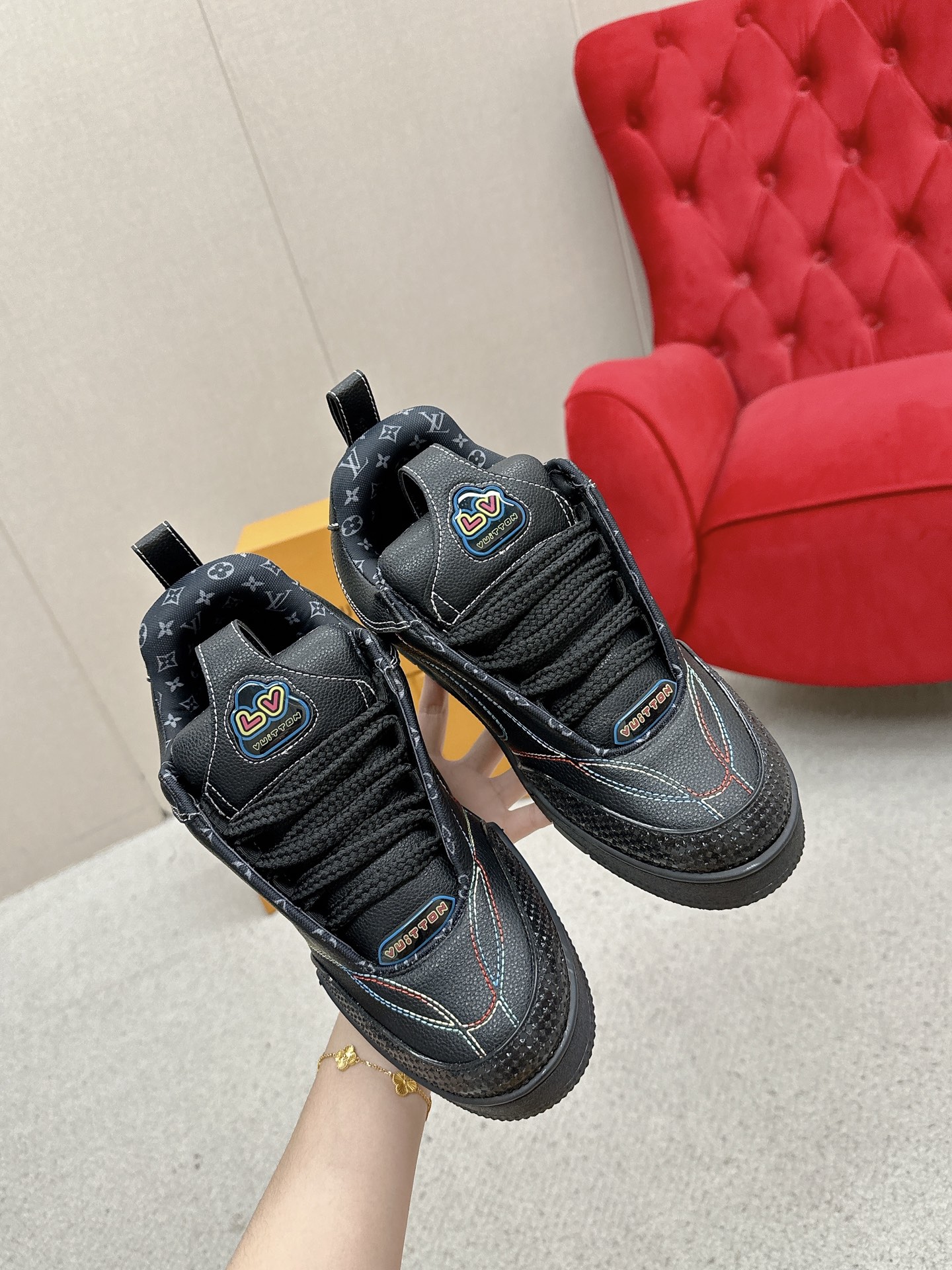 🅿️ 💰 360 Louis Vuiton&middot;路易威登🍀 🍀 LV Skate系列面包鞋-滑板鞋-篮球鞋-休闲运动鞋 顶级版本🔝原版购入开发做货👍🏻[烟花]LV Skate从2020年开始延续The View专业滑板鞋款，这种风格延续了90年代肥大的版型。设计师们添加了俏皮的元素，例如开放式网面鞋舌和向Axion、es和DC致敬的夸张鞋带。这款LVSK8运动鞋不同于典型的滑板鞋，它采用牛巴革制成，带有TPU饰边和Monogram纹理。最后，还有鞋跟和鞋舌上的logo以及侧面花卉图案。 ☑️ 面料:原版定制头层牛皮+透气网面 ☑️ 内里:原版进口透气网里 ☑️ 码数:女35-40 男39-44（女41男45.46订制 不退换）