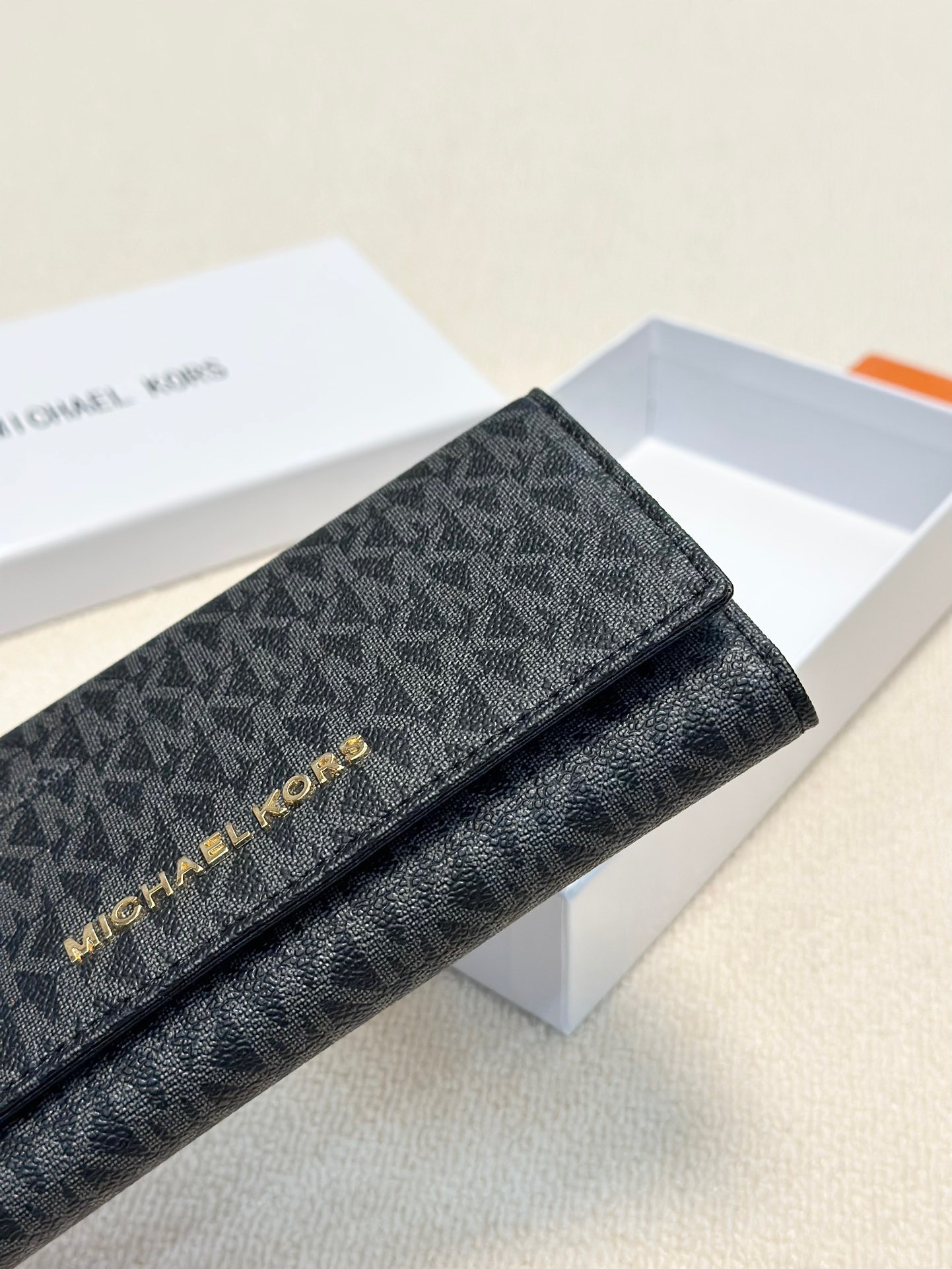 P95🎀🎀颜色 黑 咖🎀尺寸 19x10🎀MK✨优质牛皮🐂手感一流👏时尚设计💋潮版百搭,简约大方,经典永不过时💍长款钱包