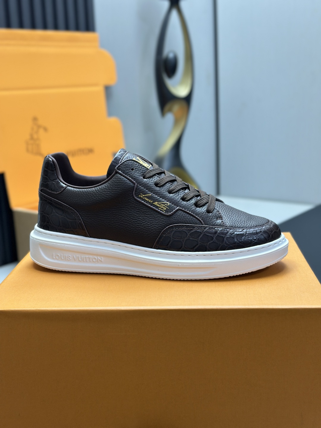 工厂直销&yen;350💰顶级版本全套包装❗️莞产高端货源LV 路易威登 驴牌 L家 BEVERLY HILLS系列 丹宁牛仔布 休闲 运动鞋 本款 Beverly Hills 运动鞋以 Monogram 丹宁布和粒面牛皮革重返新季，搭配厚实而轻盈的橡胶外底，为潮流设计融入舒适体验。鞋带四周勾勒皮革饰边，手写体路易威登标识压印其上 配送专柜精美包装🛍📦 ▪️面料: 原版定制头层牛皮+牛仔布 ▪️内里: 原版定制透气网里 ▪️大底: 原版开模发泡材质 ▪️底厚: 4CM ▪️Size: 男款39-45（4647定做