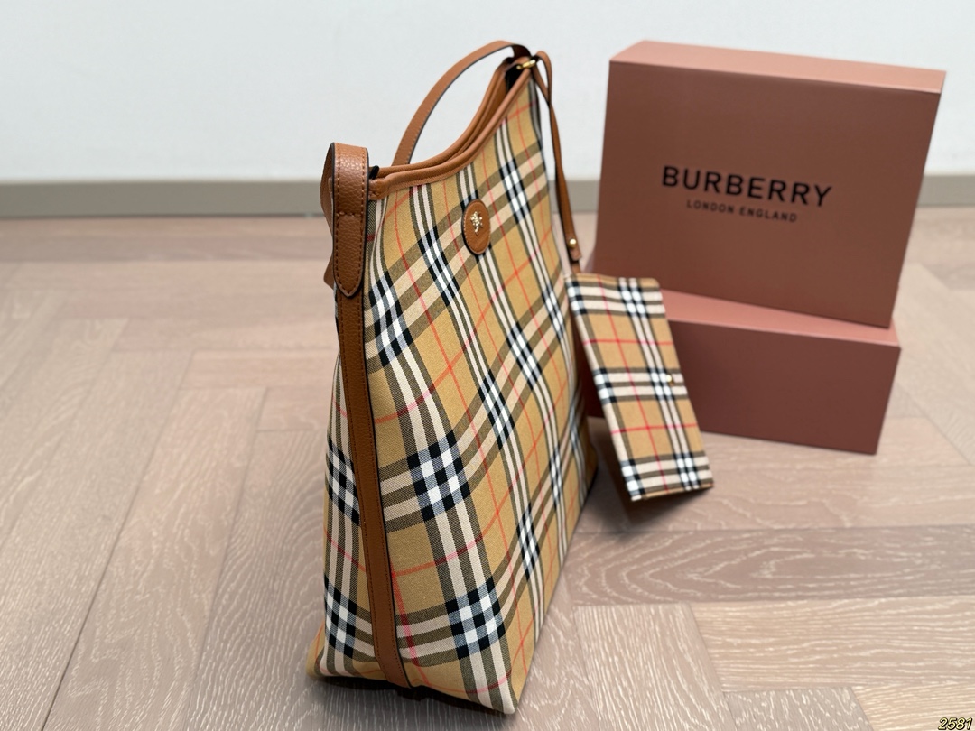 ¥150 Burberry 巴宝莉👜 简直必备款 上身真的很好看 经典气质款 日常出行 容量很大 尺寸33 35