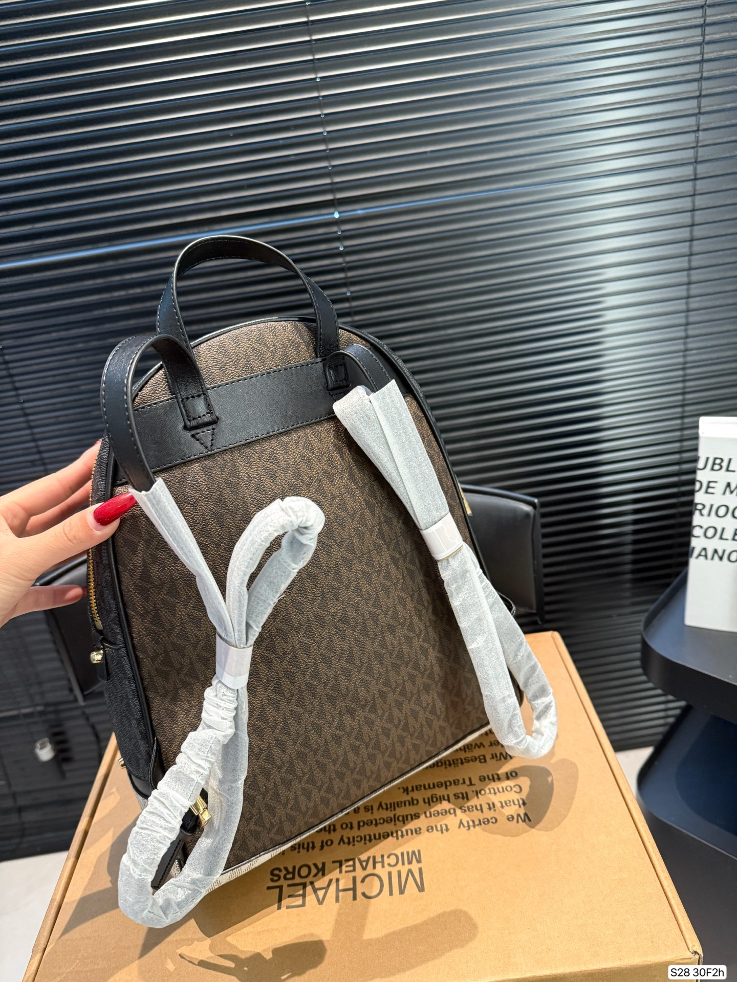 P190 配盒子MK双肩包... 夏天、冬天都能背上它！ 是不是性价比超级高？ 我们需要脱掉高跟鞋 换上运动鞋和双肩包， 给自己一日的轻盈。 尺寸25 31 货号30F2 ​