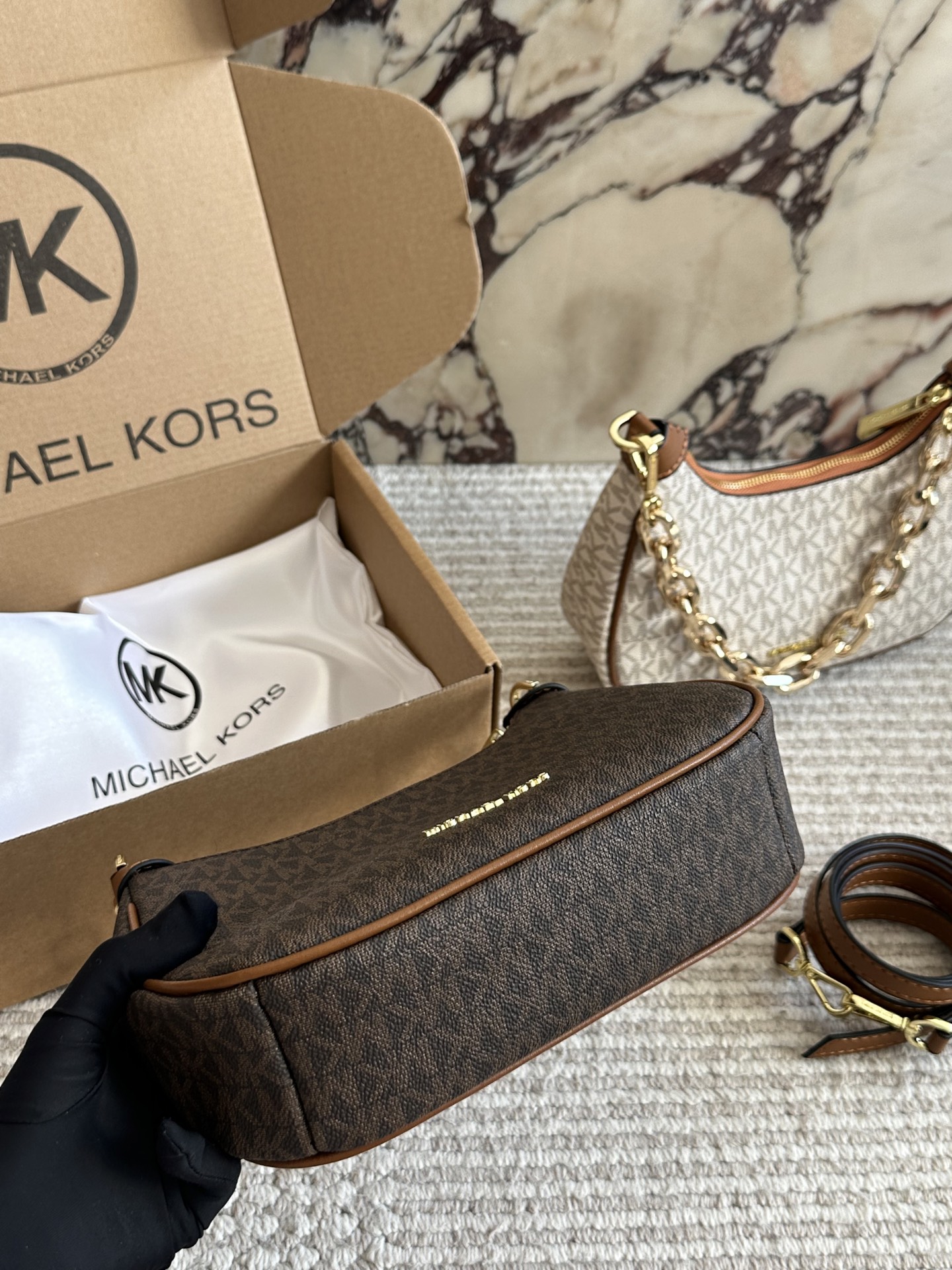 p160 MK秋冬惊艳爆款[庆祝][庆祝] cora经典老花腋下包，附带一条长肩带不仅可以腋下还可以斜挎，小巧精致，百搭通勤，精致女孩秋冬必备款～23cm 飞机盒包装