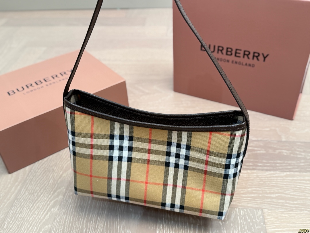¥125折叠盒 巴宝莉Burberry 可甜可咸 时尚潮流 轻松驾驭任何风格 尺寸24 16