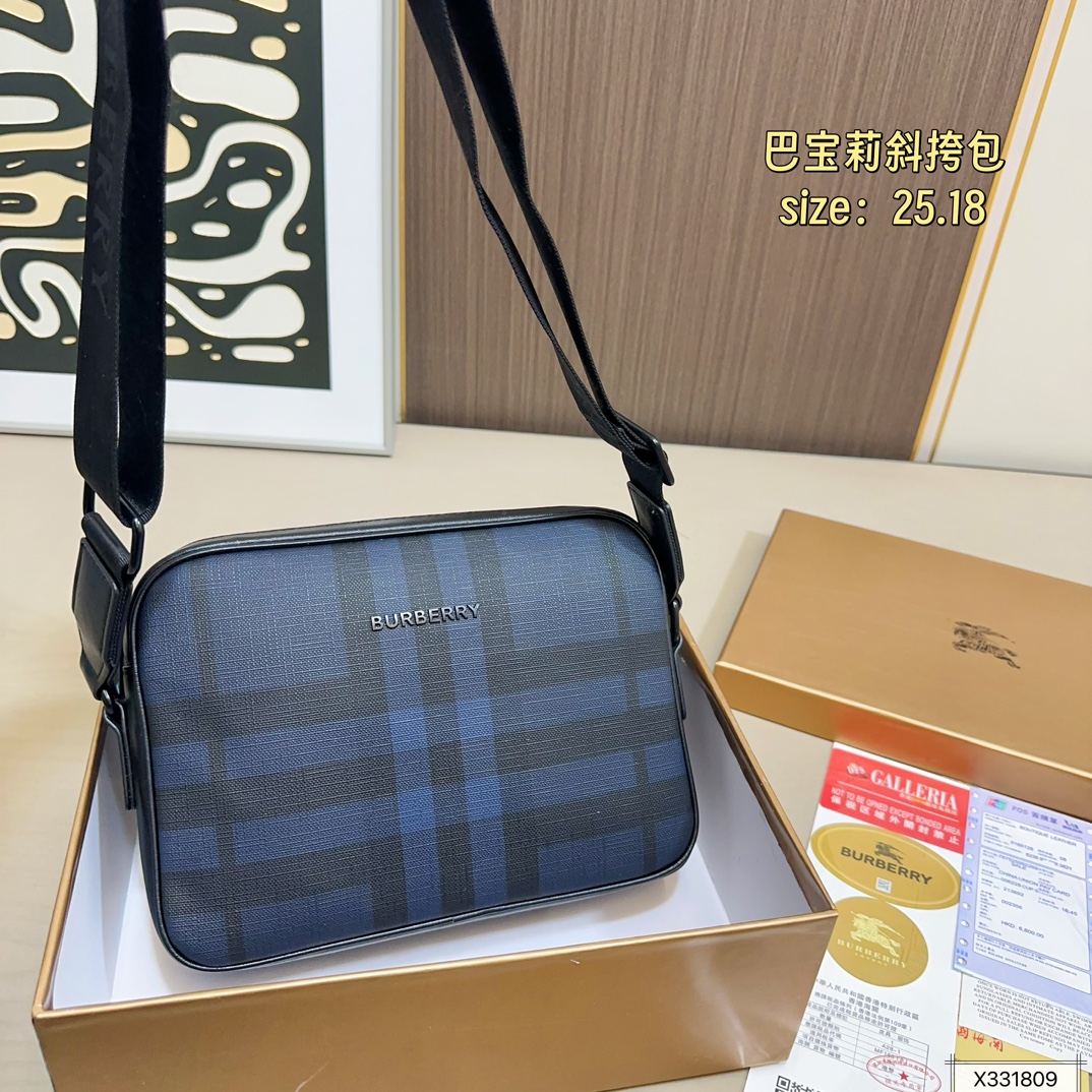 💰125 配盒 尺寸25.18 巴宝莉新款邮差包/斜跨包😄爆款🆕单品,皮质柔软 手感超赞 高端五金拉链头 做工细节精致 休闲低调实用,高品质 !