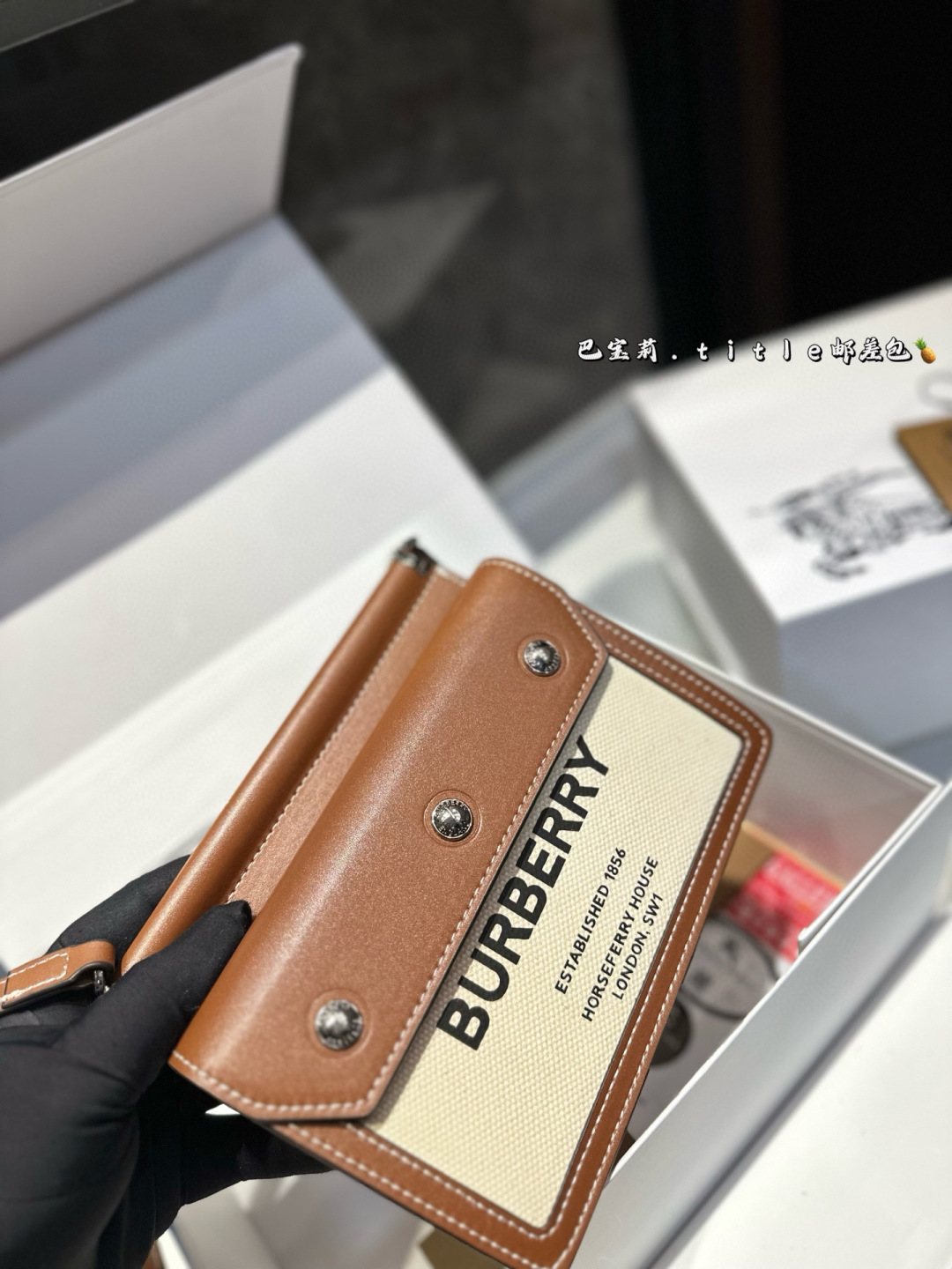 ❤️p145（礼盒包装）❤️ Burberry 巴宝莉 Title单肩斜挎mini邮差包巴宝莉最爆的邮差包 没有之一意大利产 店铺在售款 不好买最经典的配色尺寸约为：19*15