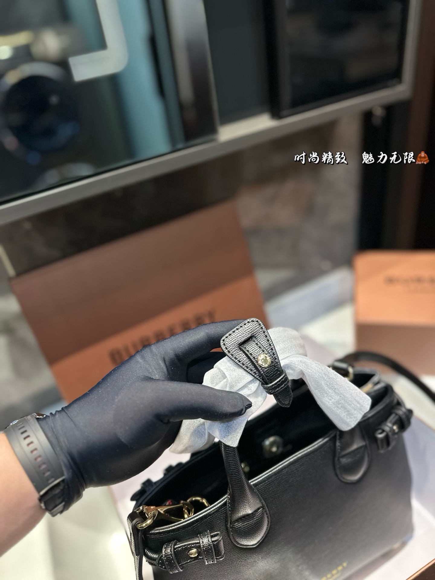 ❤️p165(礼盒包装)❤️ 上❤巴宝莉/burberry 购物袋 这款真的是太好看了吧 你们千呼万唤的款💓💓 怎么背都好看 质量超🐂B PK专柜品质 美妞必留款 趁着现货 抓紧留 size 26 19cm